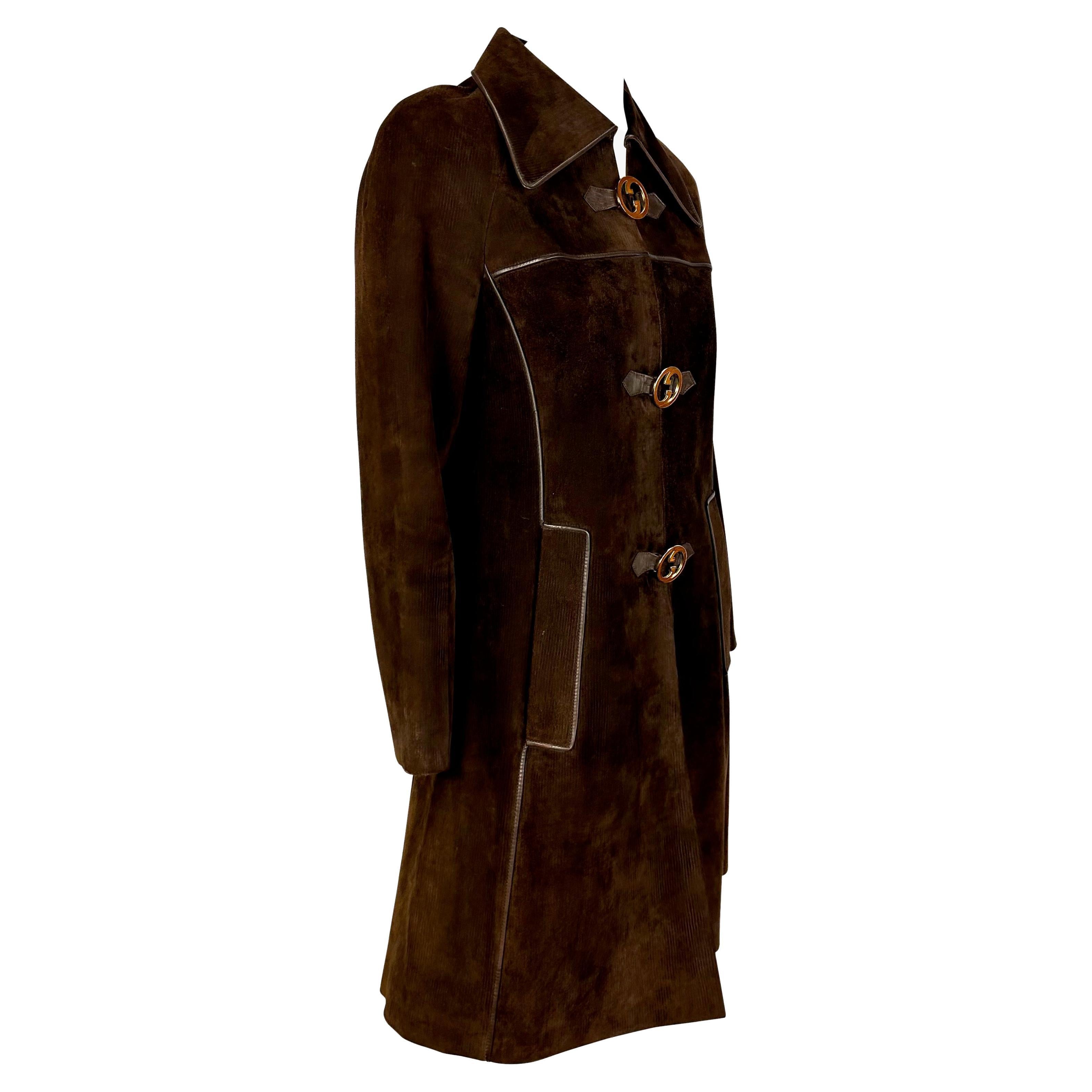 1970er Brown Suede Gucci Trenchcoat Orange Emaille 'GG' Monogramm Schließung  im Angebot 1