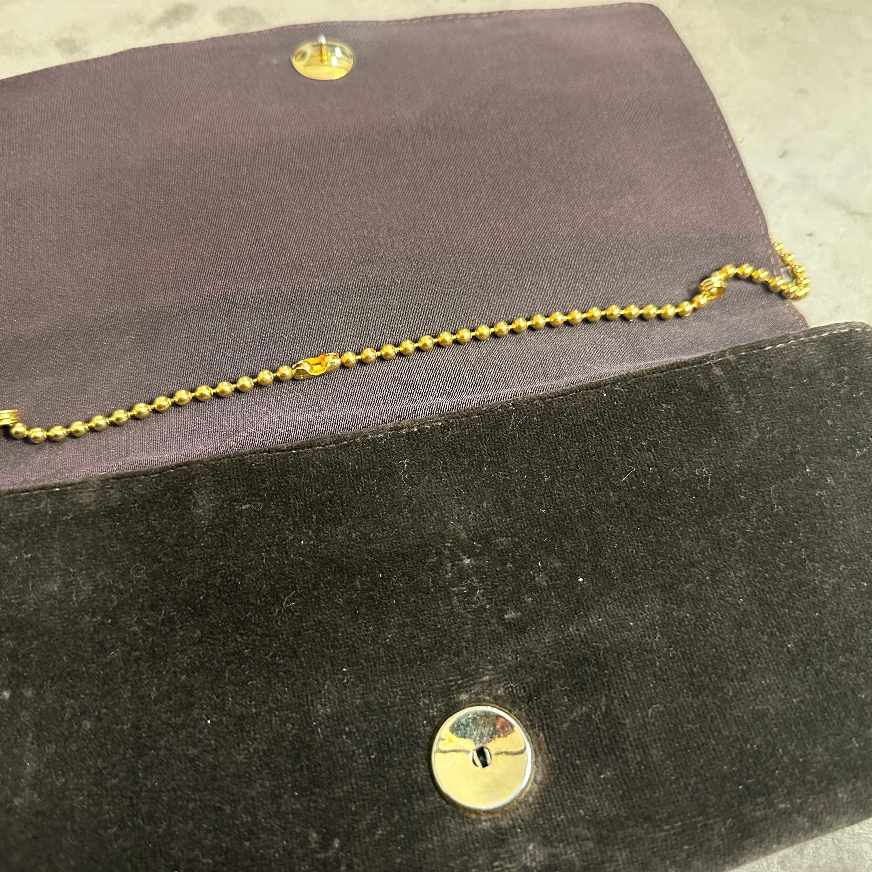 1970er Jahre Braune Abendtasche aus Samt und Messingbeschlägen Damen im Angebot