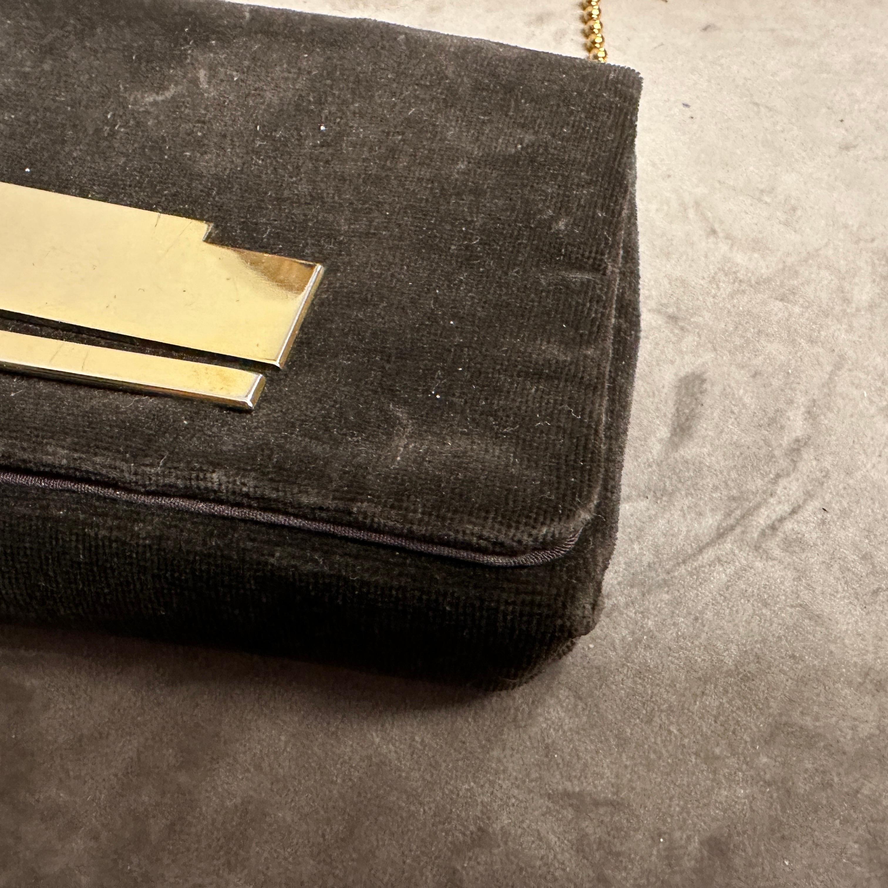 1970er Jahre Braune Abendtasche aus Samt und Messingbeschlägen im Angebot 1