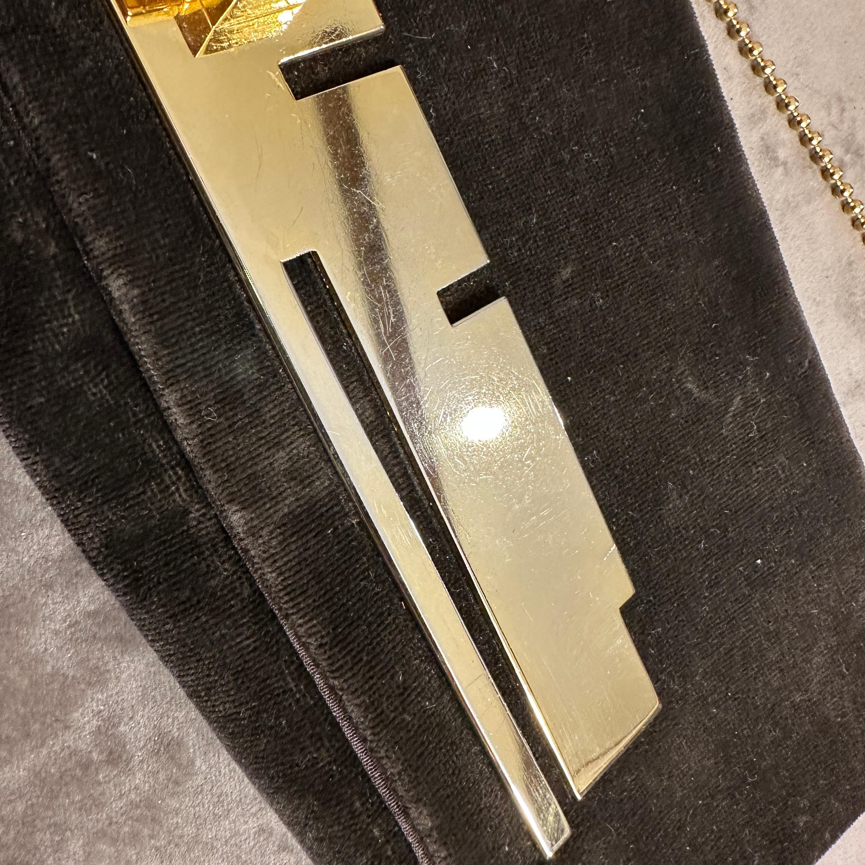 1970er Jahre Braune Abendtasche aus Samt und Messingbeschlägen im Angebot 3
