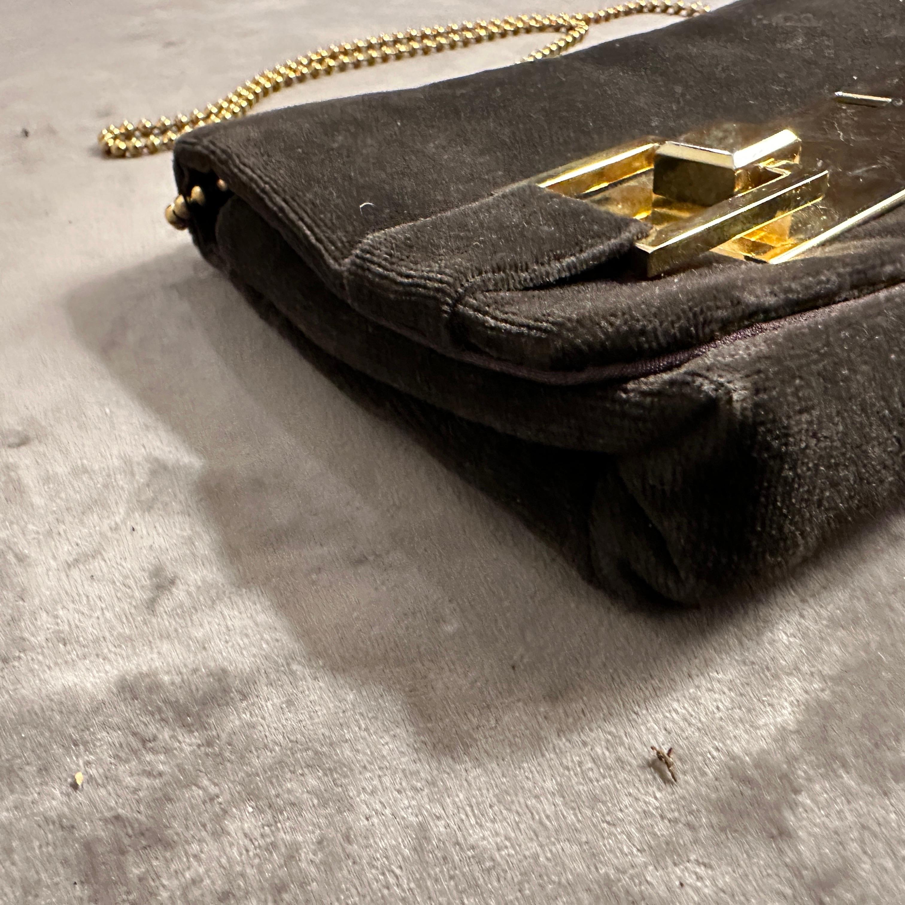 1970er Jahre Braune Abendtasche aus Samt und Messingbeschlägen im Angebot 4