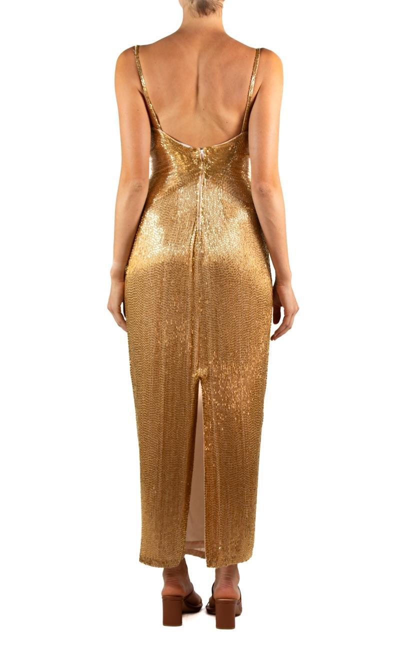 1980er Jahre Gold Seide Vollständig Bugle Perlen Kleid mit Strass & Gold filigraner Verzierung Herren im Angebot
