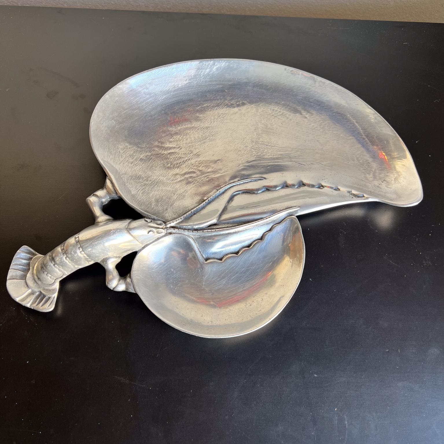Bruce Cox Hummer Servierteller
Skulpturales Serviertablett
Aluminium-Metall
Darunter signiert mit der Signatur des Herstellers
15,88 lang x 10,88 b x 1,88 h
Vintage aus Vorbesitz
Siehe die aufgeführten Bilder.