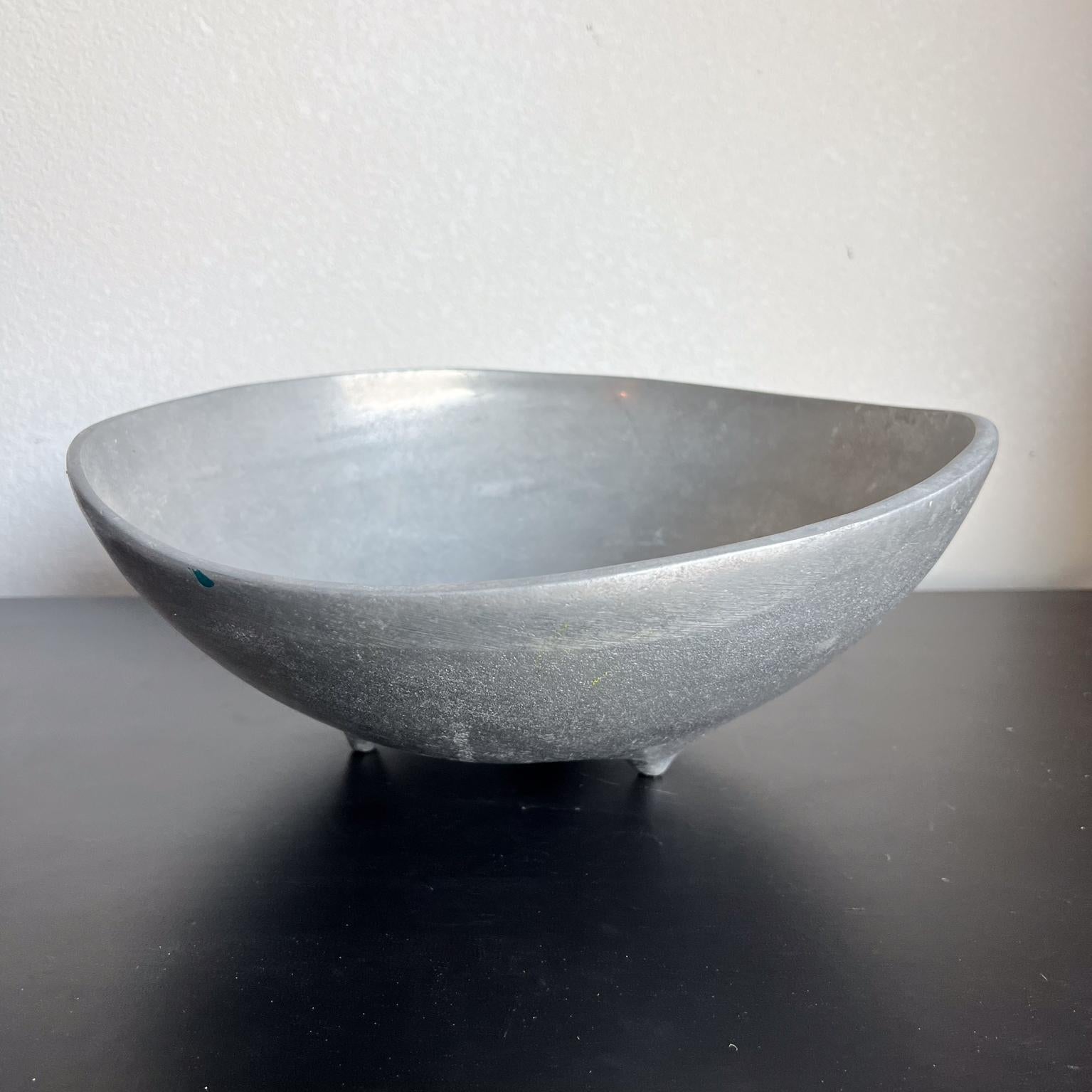 AMBIANIC présente
Bol biomorphique en aluminium de Bruce Fox
1970 Bruce Fox Design Modernist Silver Metal Footed Bowl (bol à pied en métal argenté)
Estampillé par le fabricant
5 h x 13,13 diamètre
Original vintage
Se référer aux images