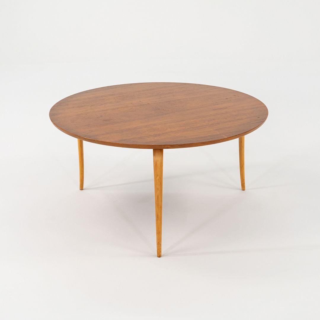 Si tratta di un tavolino Annika, progettato inizialmente da Bruno Mathsson per Firma Karl Mathsson nel 1936. Questo pezzo risale agli anni '70 ed è stato prodotto in Svezia. Il design è caratterizzato da graziose gambe in betulla piegata e da un