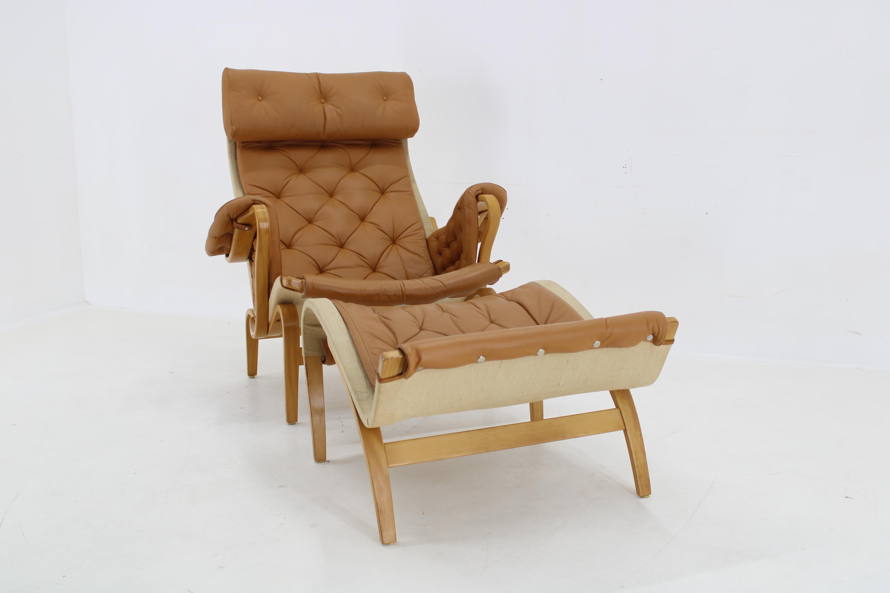 - Good original condition with minor signs of use 
- Leather in good original condition with minor signs of use 
- Dimensions of the stool: H 43(35) cm W 63 cm D 70 cm
