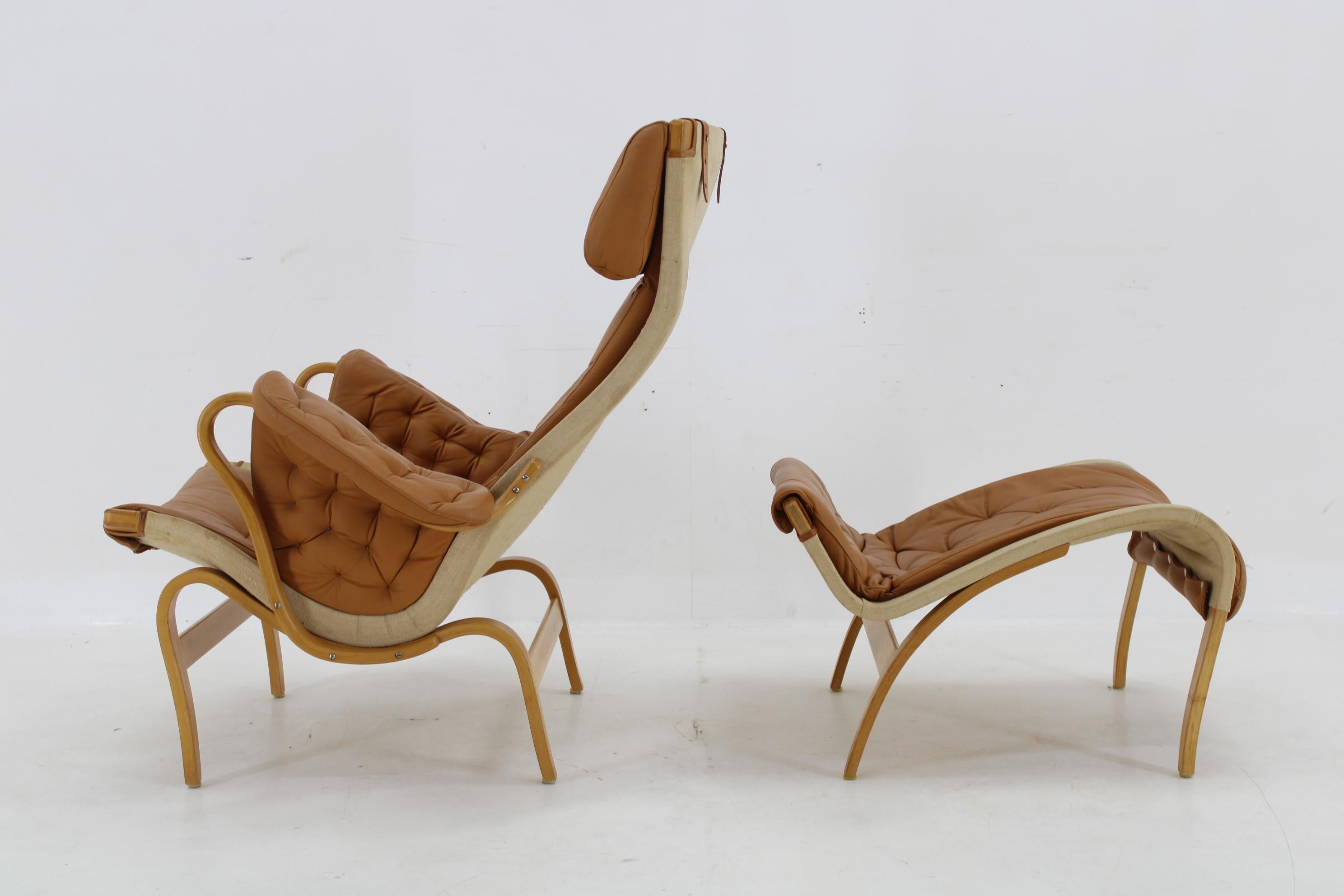 1970s Bruno Mathsson Pernilla Lounge Chair with Ottoman in Leather for DUX, Swed In Good Condition In Praha, CZ