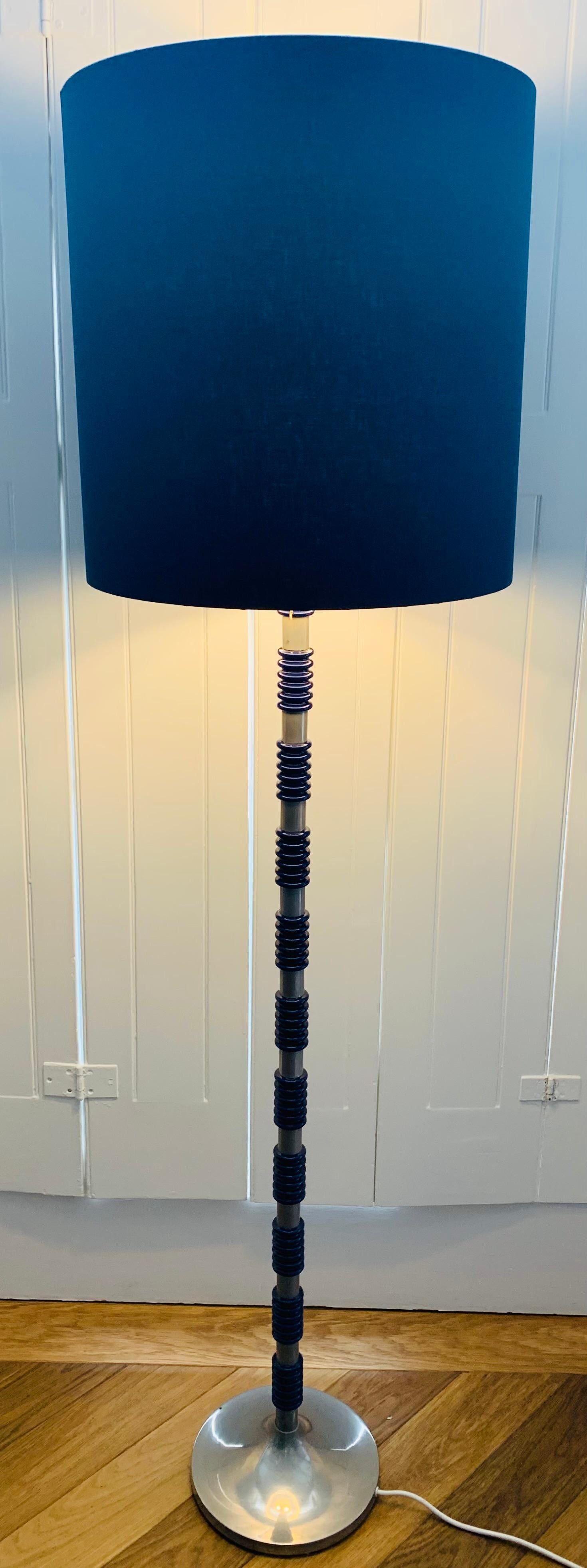 1970s Vintage Swedish brushed chrome and cobalt blue glass circular floor lamp. In the style of Carl Fagerlund for Orrefors. A stylish yet understated floor lamp with eleven rippled formed glass tubes interspersed with brushed chrome cylinders and