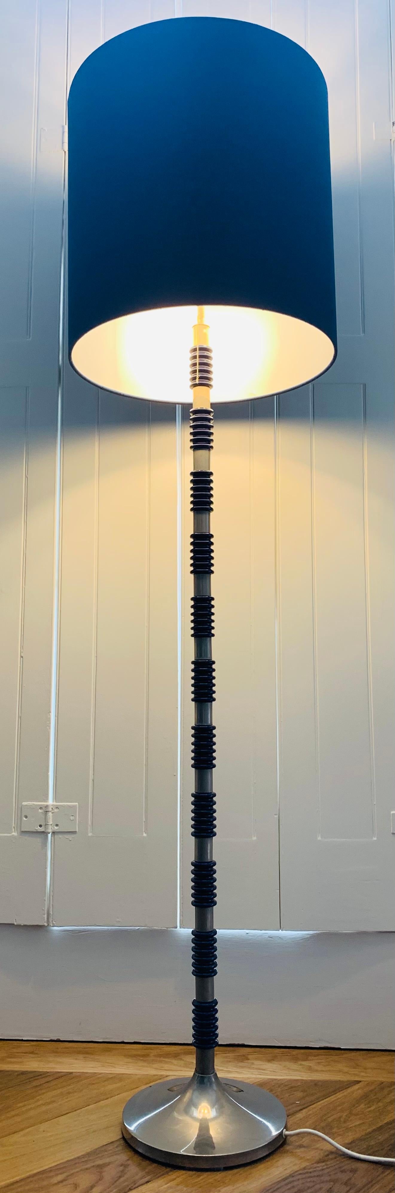 1970er Gebürstetes Chrom und kobaltblaues Glas Stehlampe im Stil von Carl Fagerlund  (Moderne der Mitte des Jahrhunderts) im Angebot