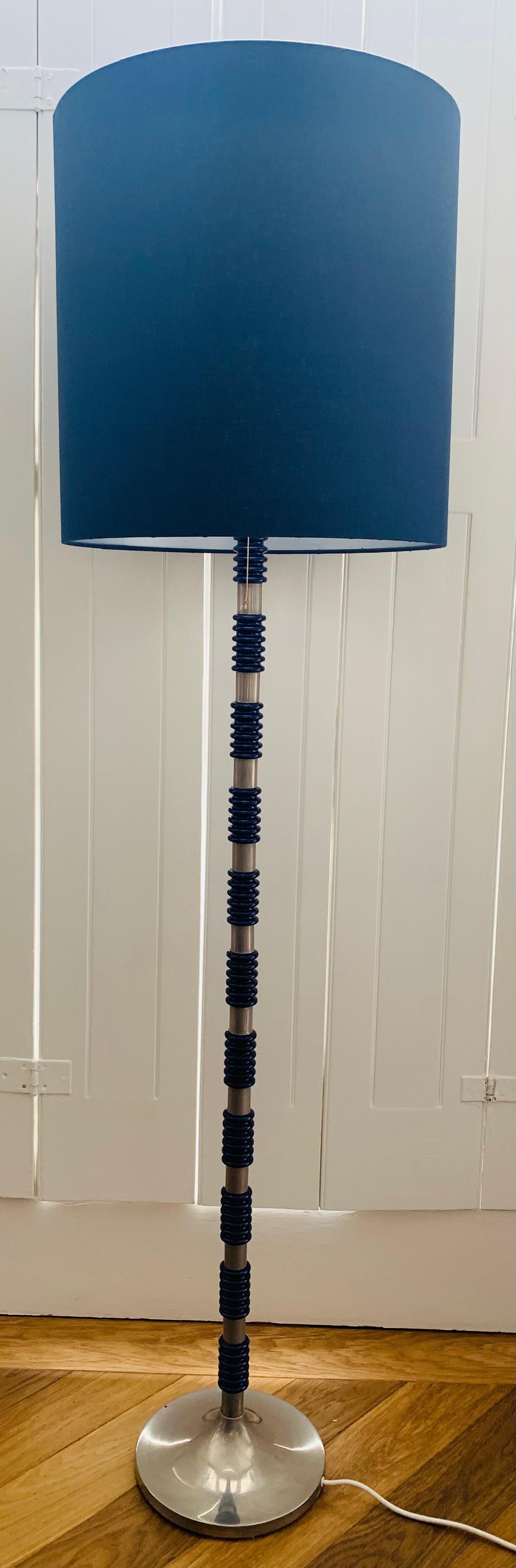 1970er Gebürstetes Chrom und kobaltblaues Glas Stehlampe im Stil von Carl Fagerlund  (Schwedisch) im Angebot