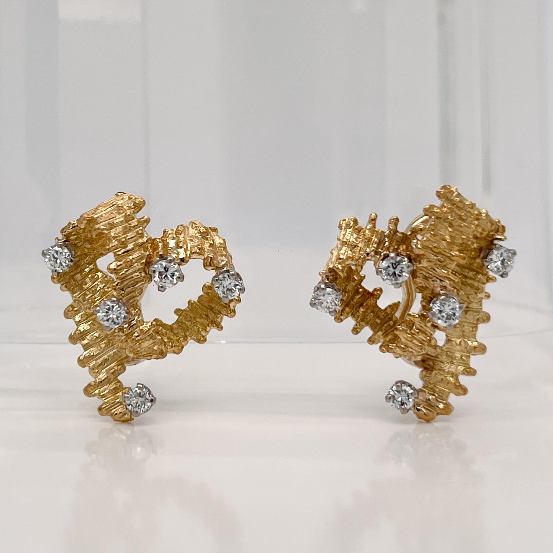 A wonderful pair of gold and diamond brutalist earrings.

With 10 round brilliant diamonds prong set in 18k gold and scattered throughout a Brutalist ribbon form.

Simply an eye-catching pair of clip-on earrings!

Date:
20th Century

Overall