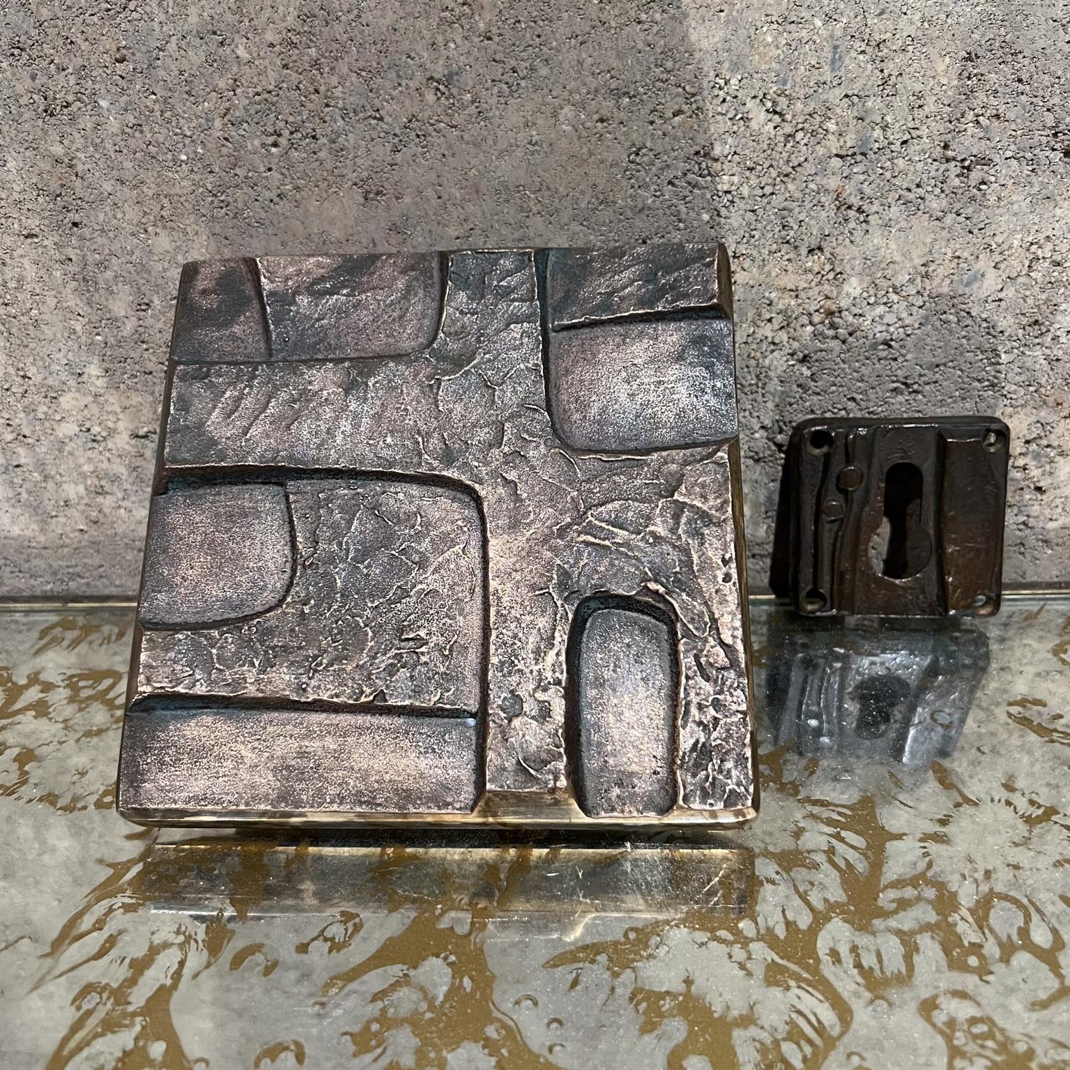 Poignée de porte brutaliste en bronze Allemagne
estampillé par le fabricant
Poignée de porte 5,75 h x 5,75 l x 2,25 h
Couvercle de trou de serrure 2,25 x 2,25 x .5 d
Etat d'origine vintage d'occasion
Se référer aux images présentées.