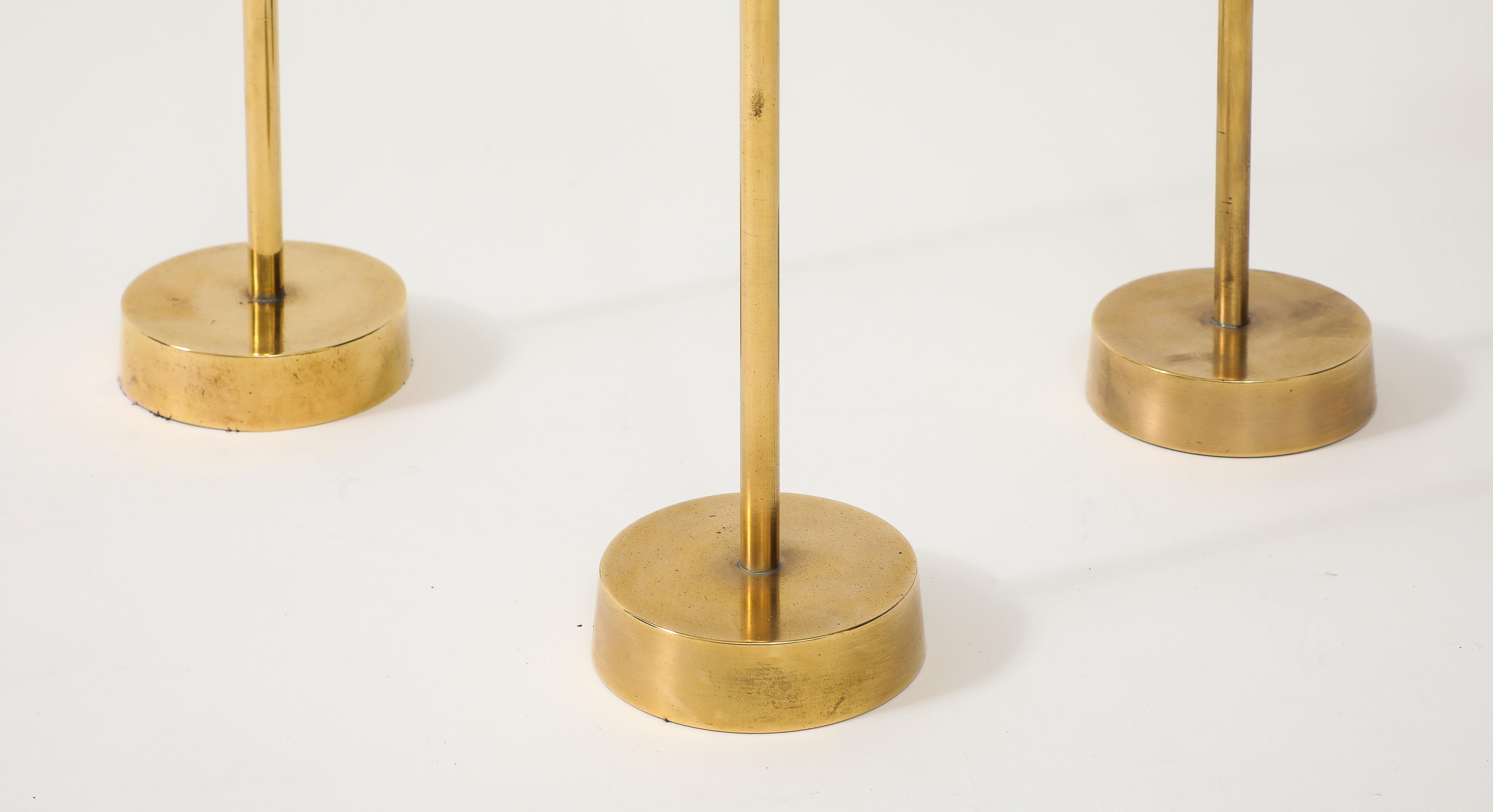 3 Kerzenhalter aus massivem Messing im brutalistischen Stil der 1970er Jahre, in originalem Vintage-Zustand mit leichten alters- und gebrauchsbedingten Abnutzungserscheinungen und Patina auf dem Messing. 