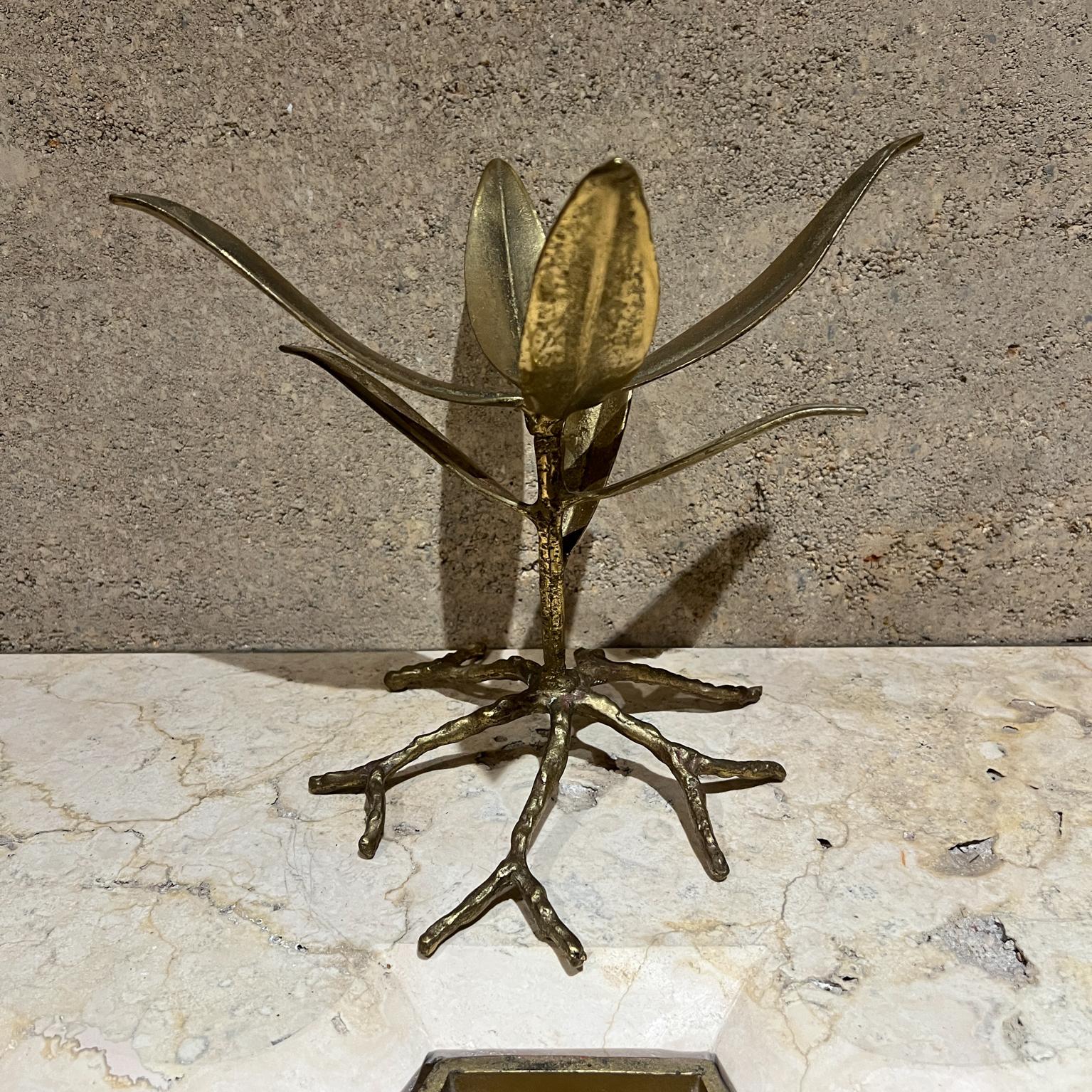 AMBIANIC presents
1970s Brutalist Brass Gold Leaf Plant Stand
9.5 h x 10 diameter
unrestored original preowned vintage
Refer to images