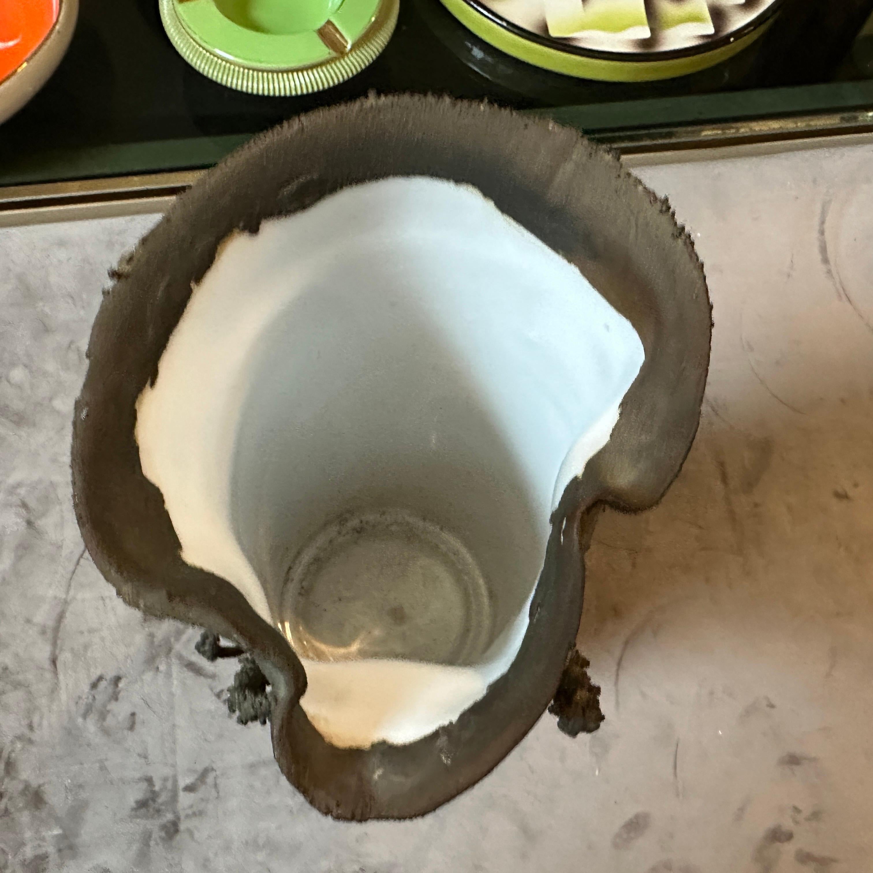 Vaso siciliano scultoreo in bronzo e porcellana bianca degli anni Settanta in vendita 3