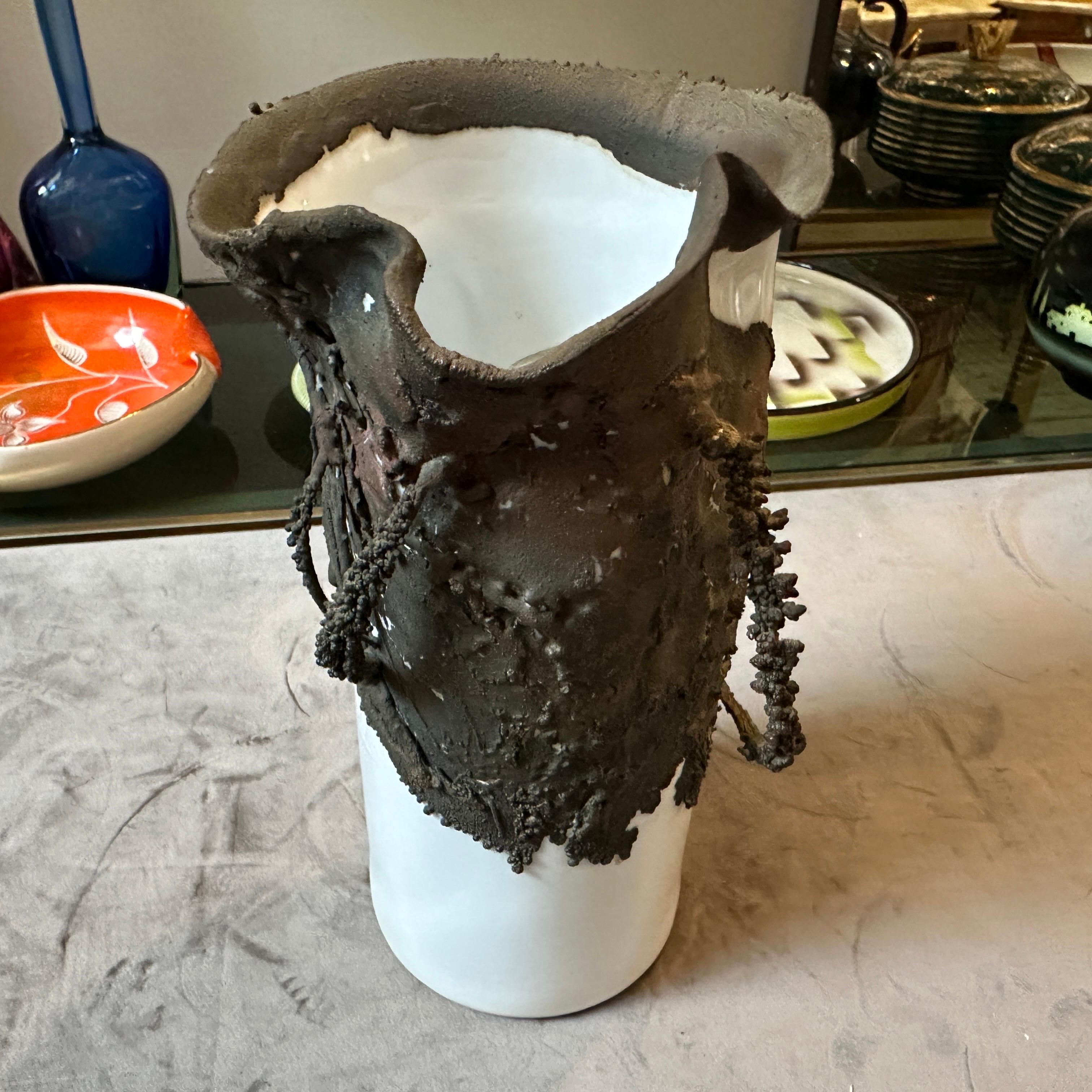 Vaso siciliano scultoreo in bronzo e porcellana bianca degli anni Settanta in vendita 4