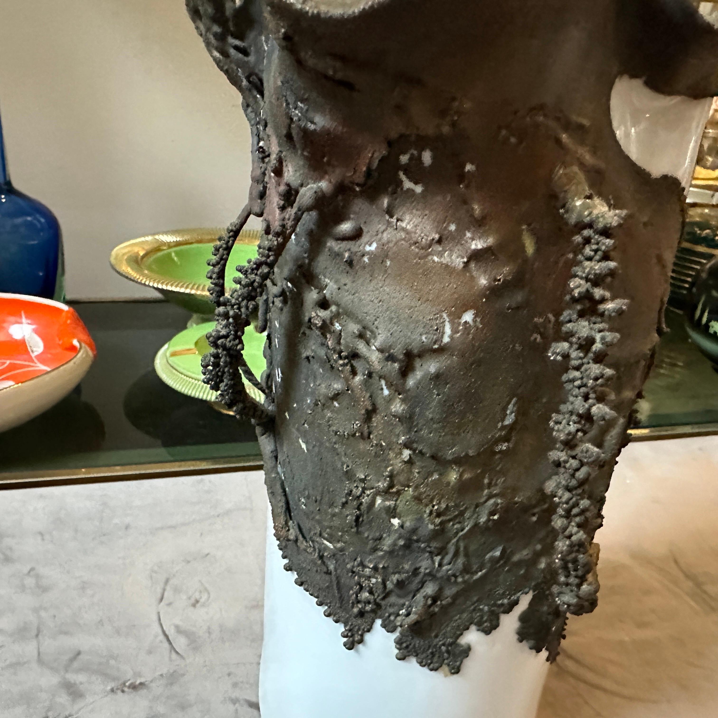 Brutalismo Vaso siciliano scultoreo in bronzo e porcellana bianca degli anni Settanta in vendita