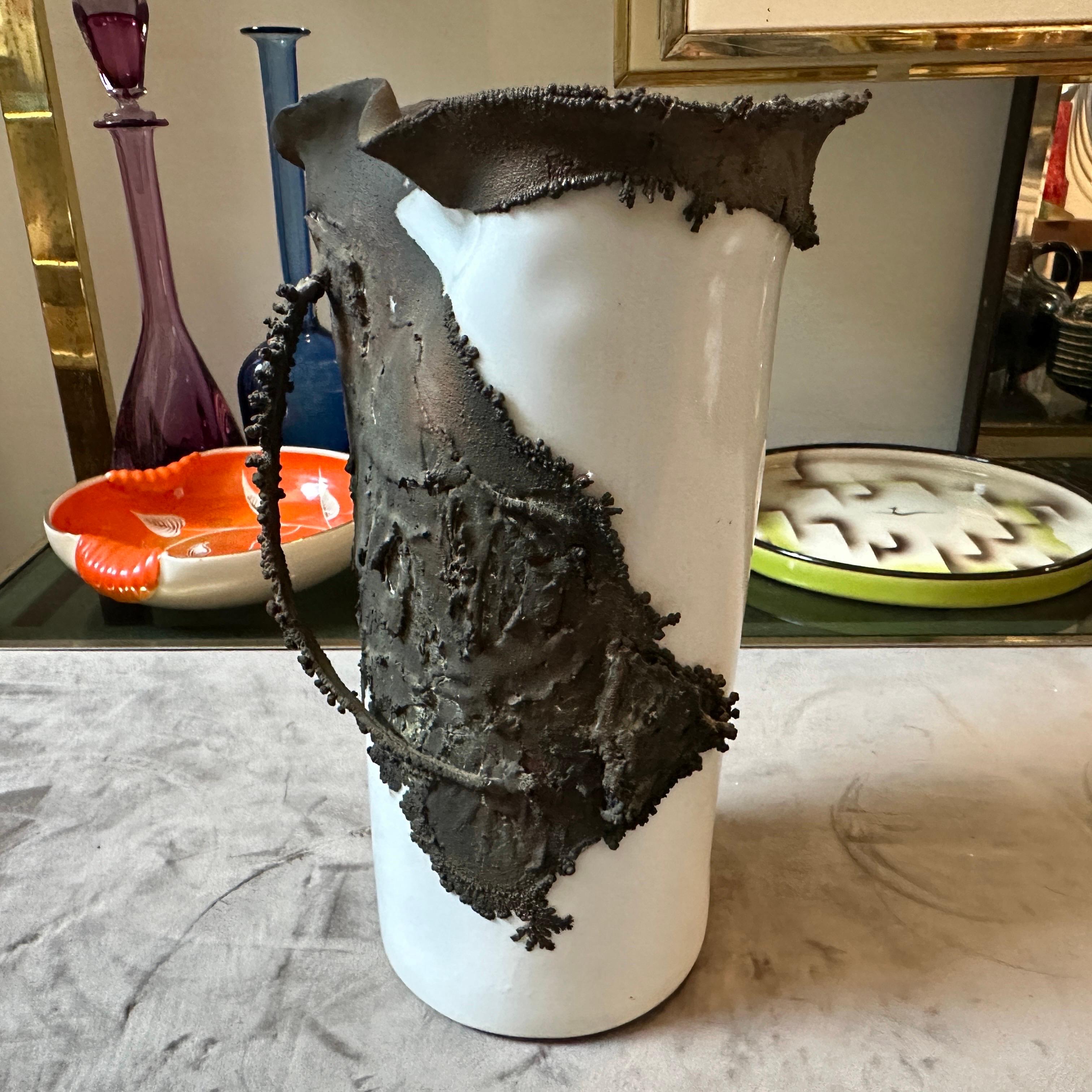 Siciliano Vaso siciliano scultoreo in bronzo e porcellana bianca degli anni Settanta in vendita