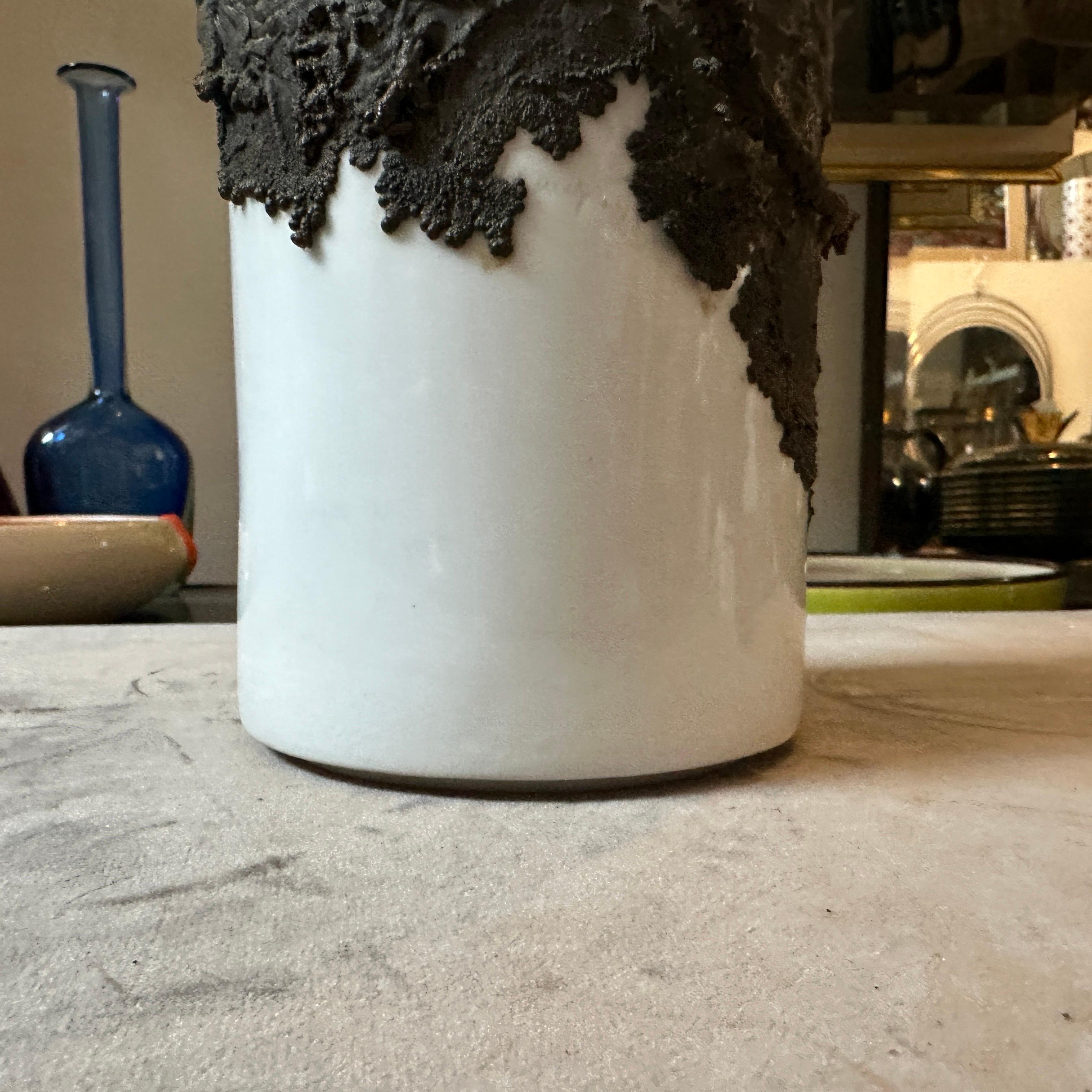 Fatto a mano Vaso siciliano scultoreo in bronzo e porcellana bianca degli anni Settanta in vendita