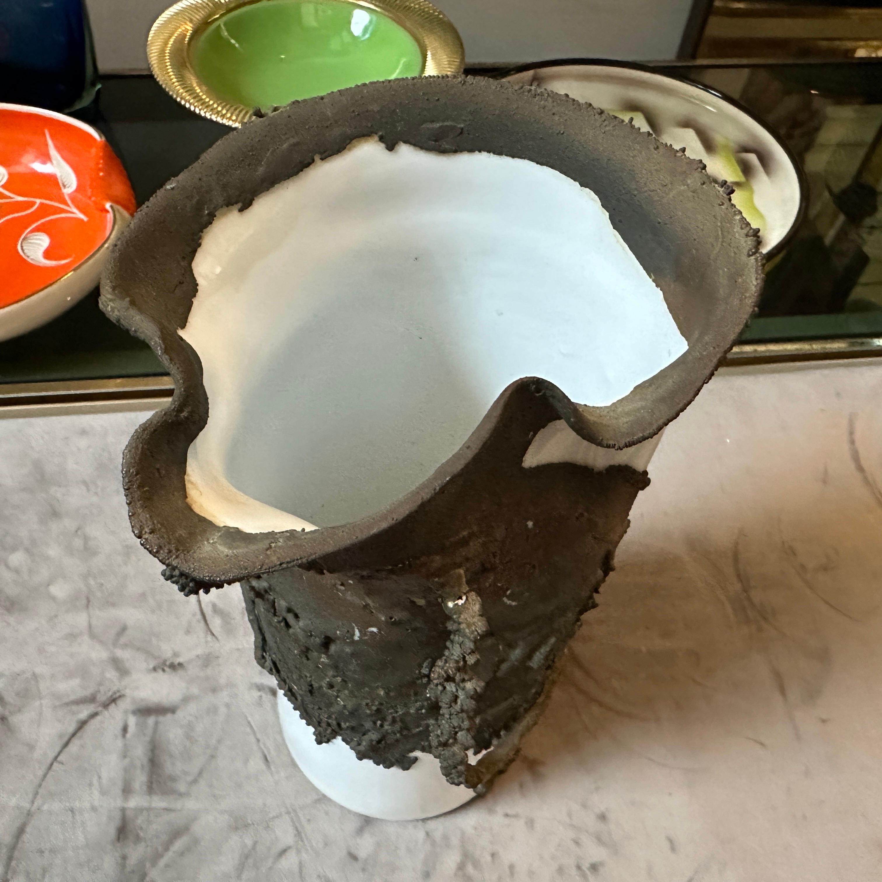 Vaso siciliano scultoreo in bronzo e porcellana bianca degli anni Settanta In condizioni buone in vendita a Aci Castello, IT
