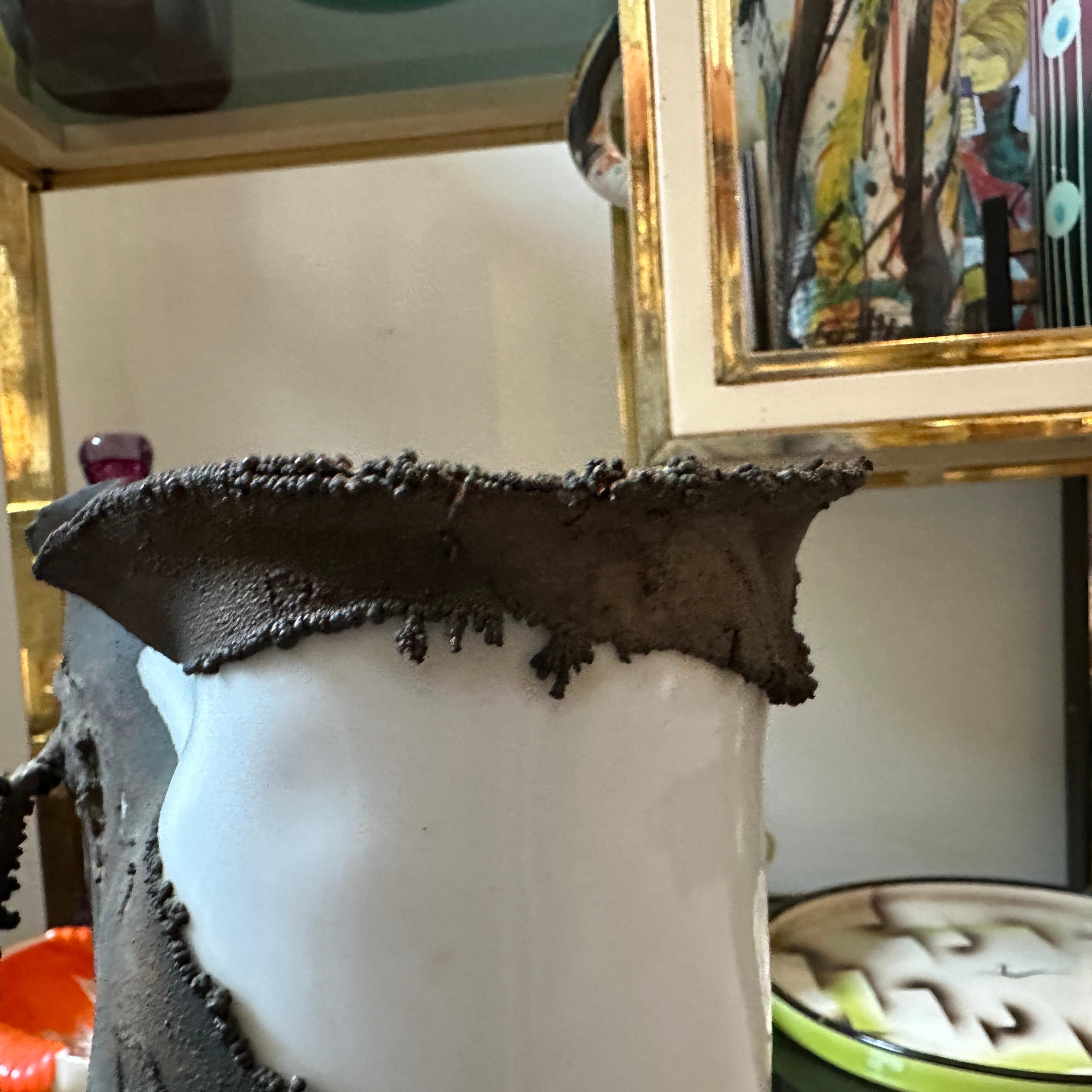 XX secolo Vaso siciliano scultoreo in bronzo e porcellana bianca degli anni Settanta in vendita