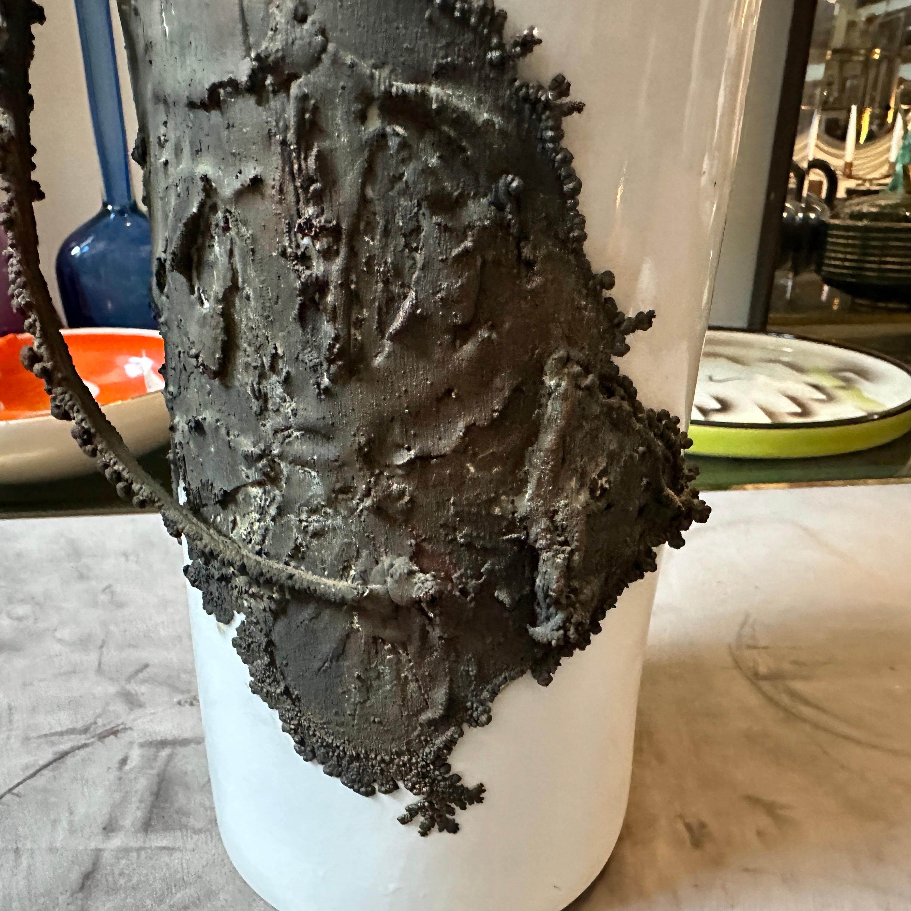 Bronzo Vaso siciliano scultoreo in bronzo e porcellana bianca degli anni Settanta in vendita