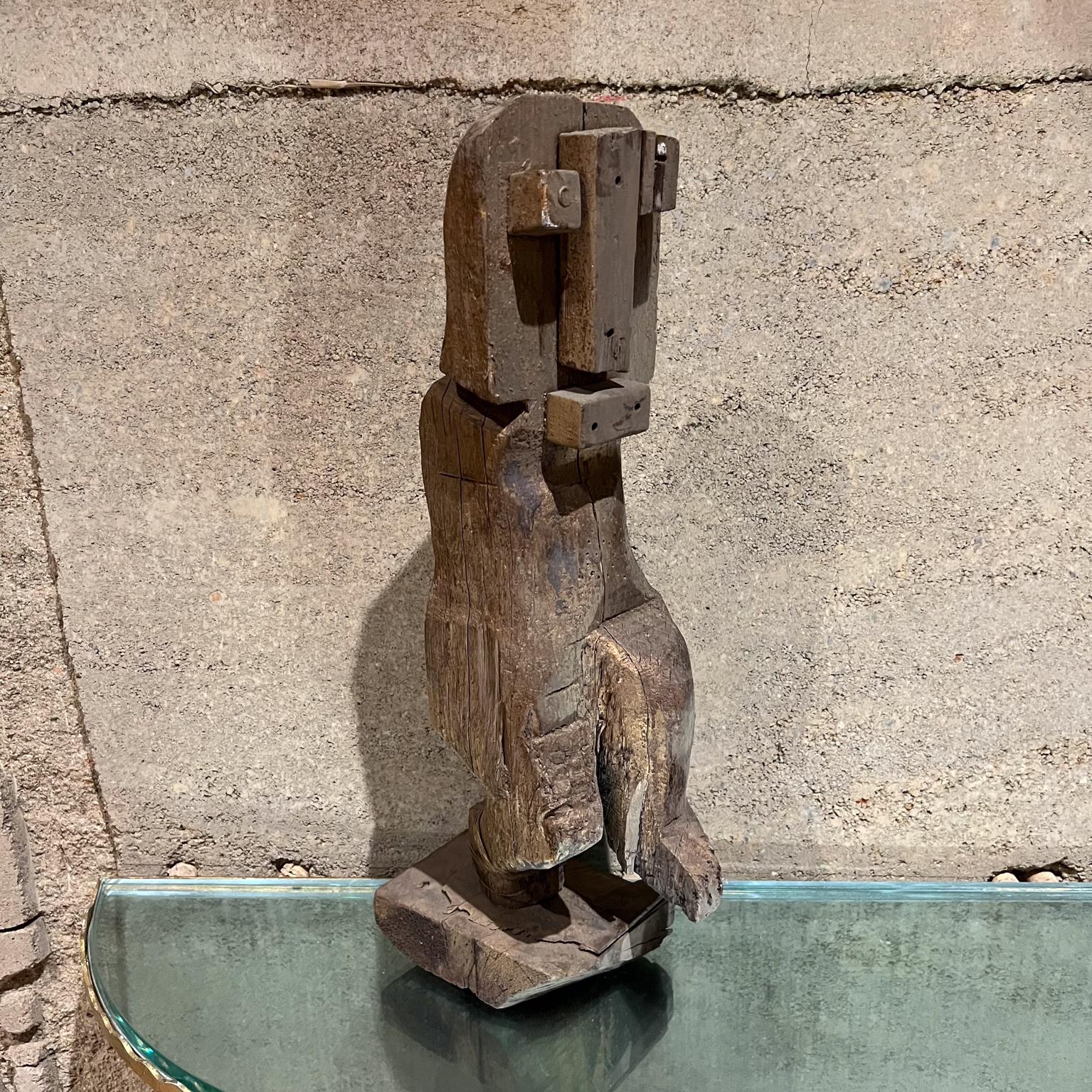 AMBIANIC présente
Sculpture en bois brutaliste des années 1970, sculptée à la main
 19,25 h x 5,75 x 7
Etat vintage d'occasion non restauré, voir les images fournies.
