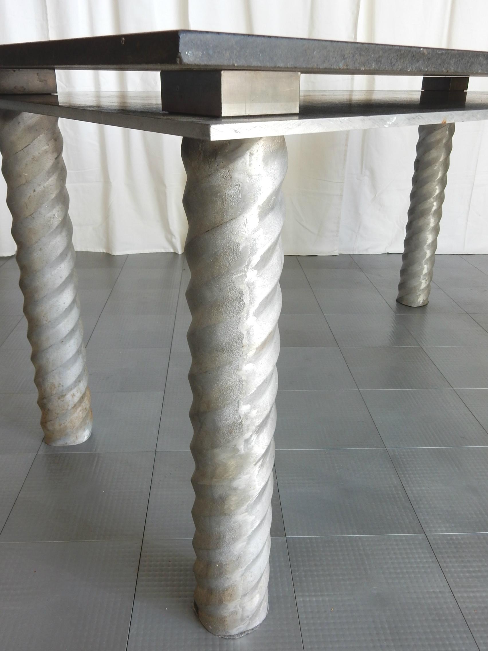 Postmoderne Table de bureau à pieds en spirale en aluminium des années 1970 Plateau en granit noir en vente