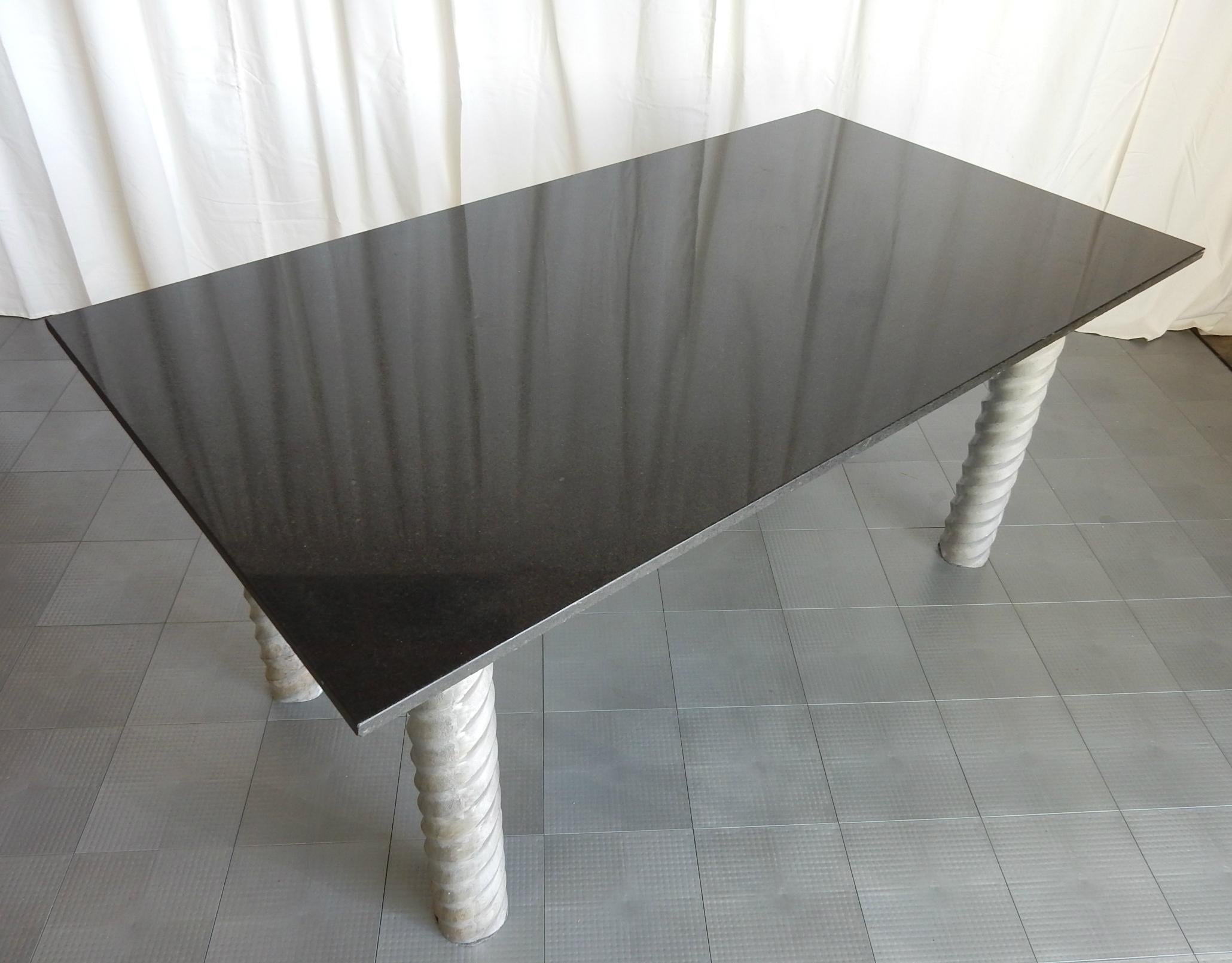 Américain Table de bureau à pieds en spirale en aluminium des années 1970 Plateau en granit noir en vente
