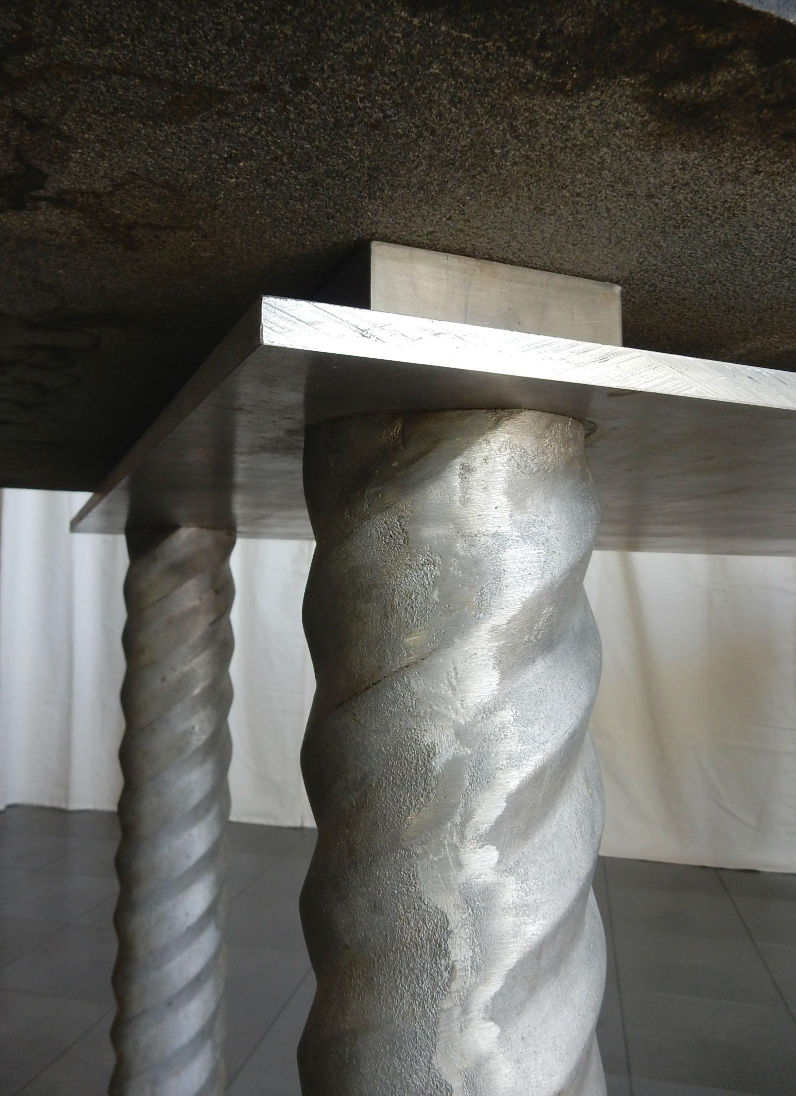 Table de bureau à pieds en spirale en aluminium des années 1970 Plateau en granit noir Bon état - En vente à Las Vegas, NV