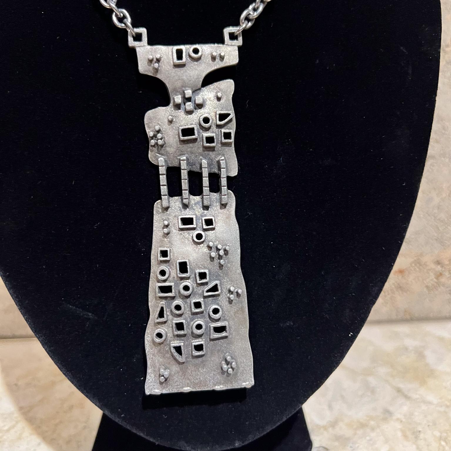 Brutalist Pendant in Pewter
Modernist Pendant with chain
13 long neck 8
Pendant 4.5 x 1.5 w
No stamp by maker. Style of Pal Kepenyes
Original vintage, refer to images listed.