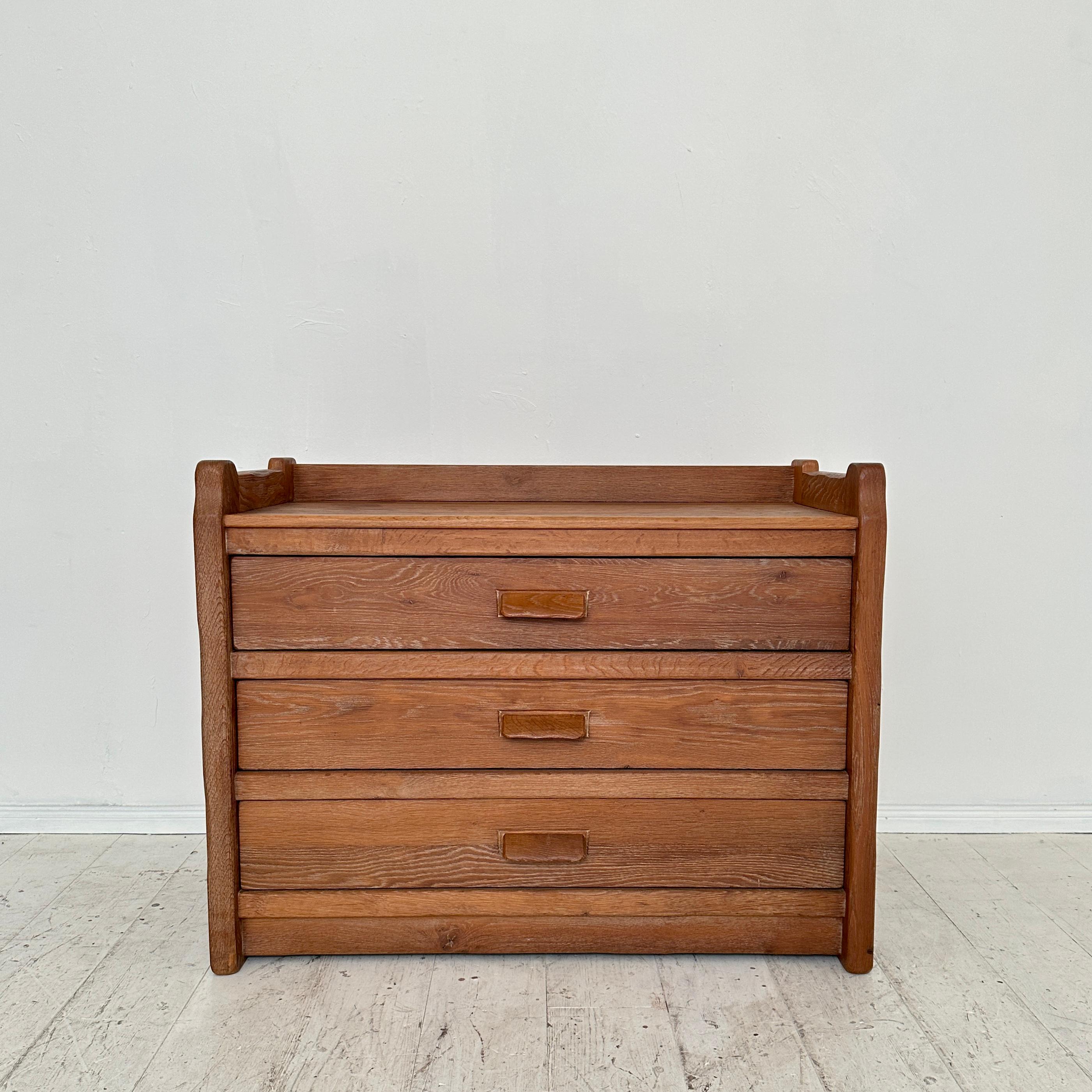 This fantastic 1970s Brutalist Chest of Drawers in Solid Washed Oak by de Puydt was made around 1974.
A unique piece which is a great eye-catcher for your antique, modern, space age or mid-century interior.
If you have any more questions we are very