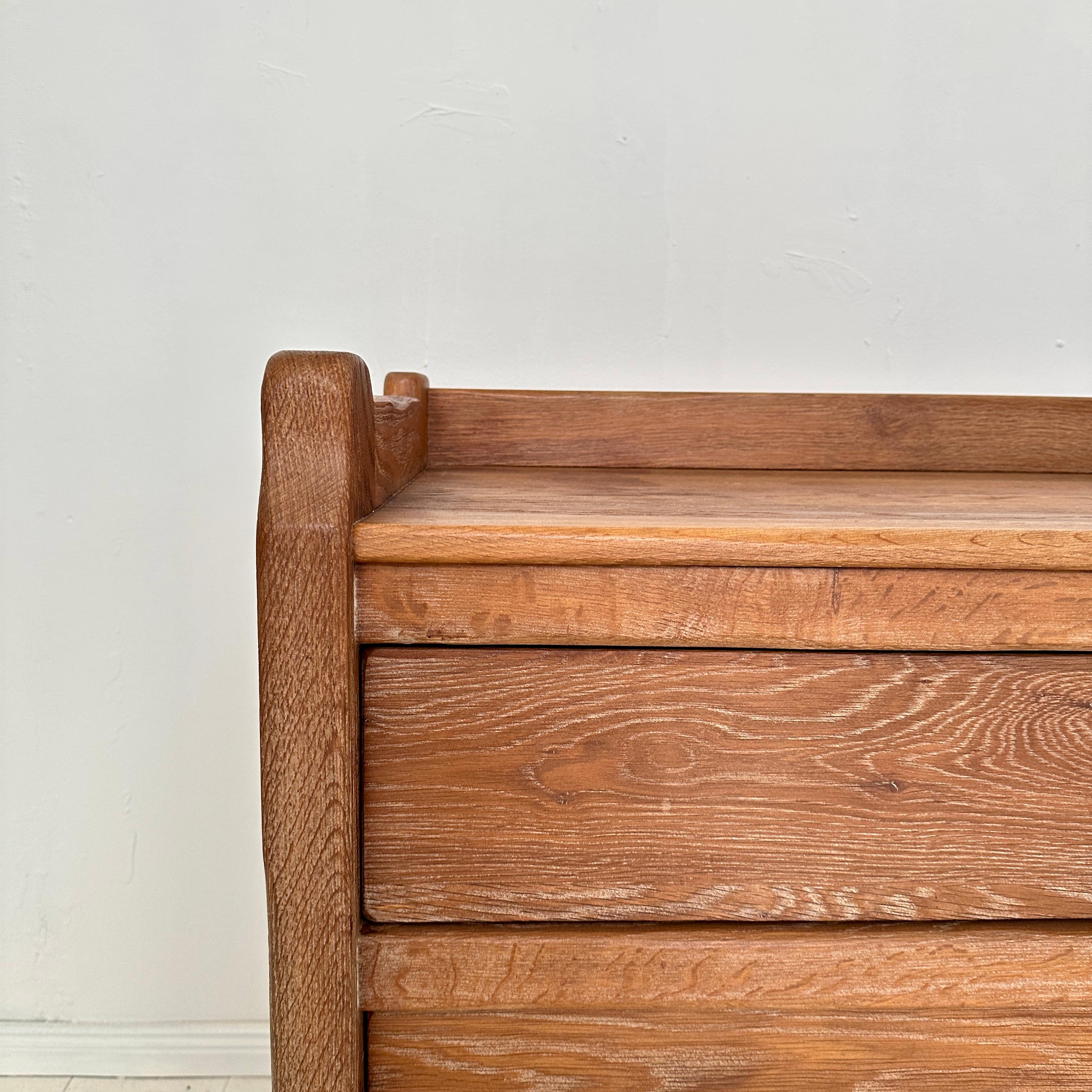 1970s Brutalist Chest of Drawers in Solid Washed Oak by de Puydt, around 1974 In Good Condition For Sale In Berlin, DE