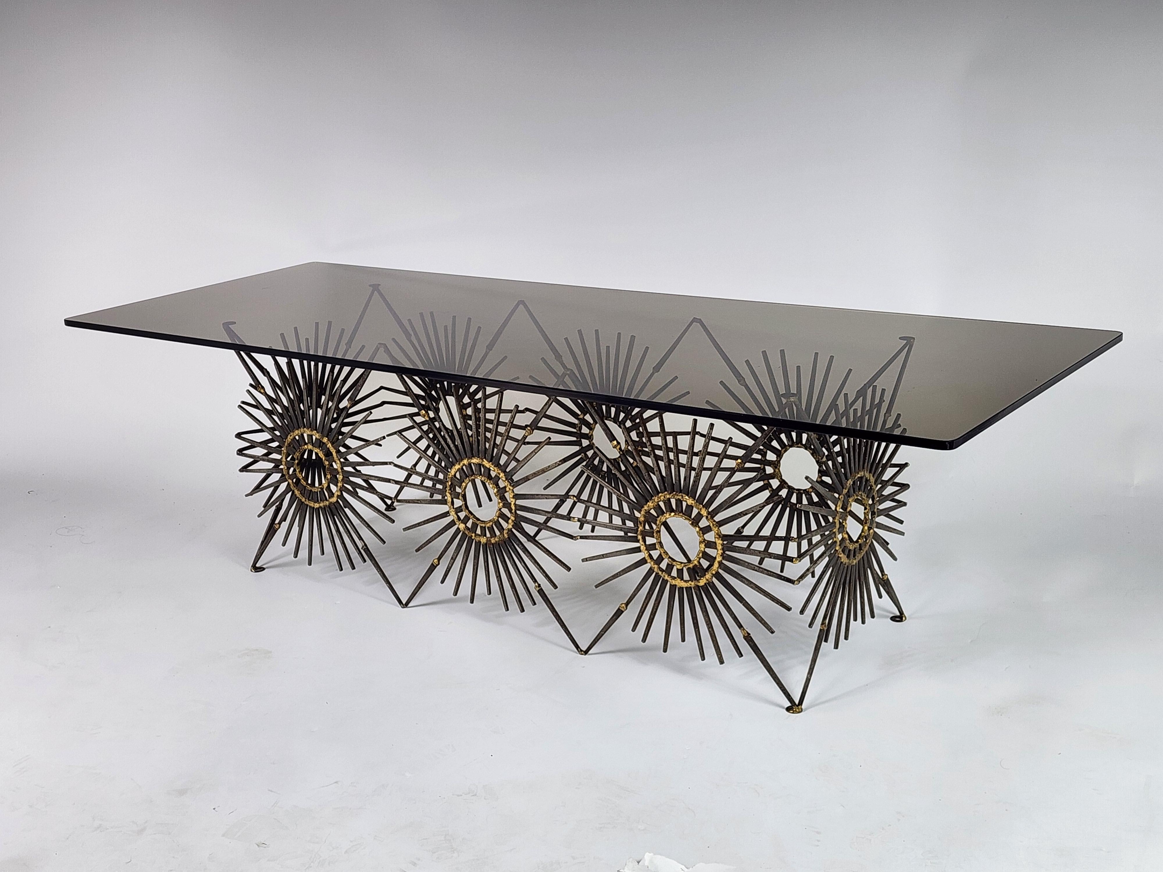 1970s  Brutalistischer Couchtisch mit  Rauchglasplatte, USA (Moderne der Mitte des Jahrhunderts) im Angebot
