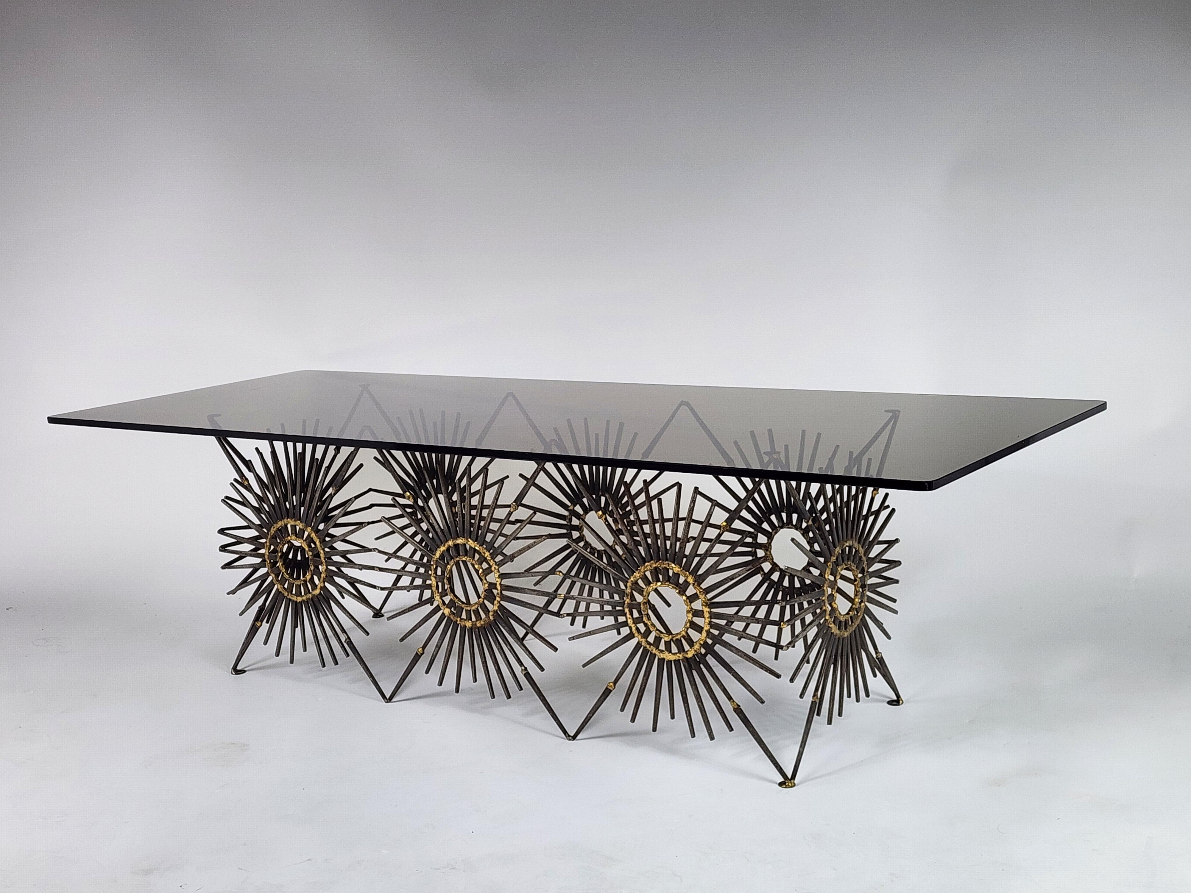 1970s  Brutalistischer Couchtisch mit  Rauchglasplatte, USA (amerikanisch) im Angebot