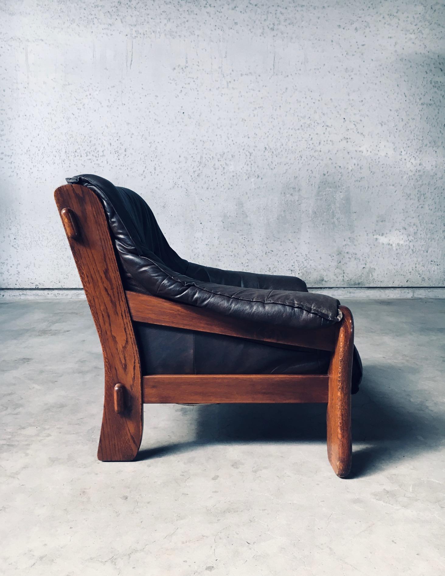 1970's Brutalist Design Leder & Eiche Lounge Stühle im Angebot 9