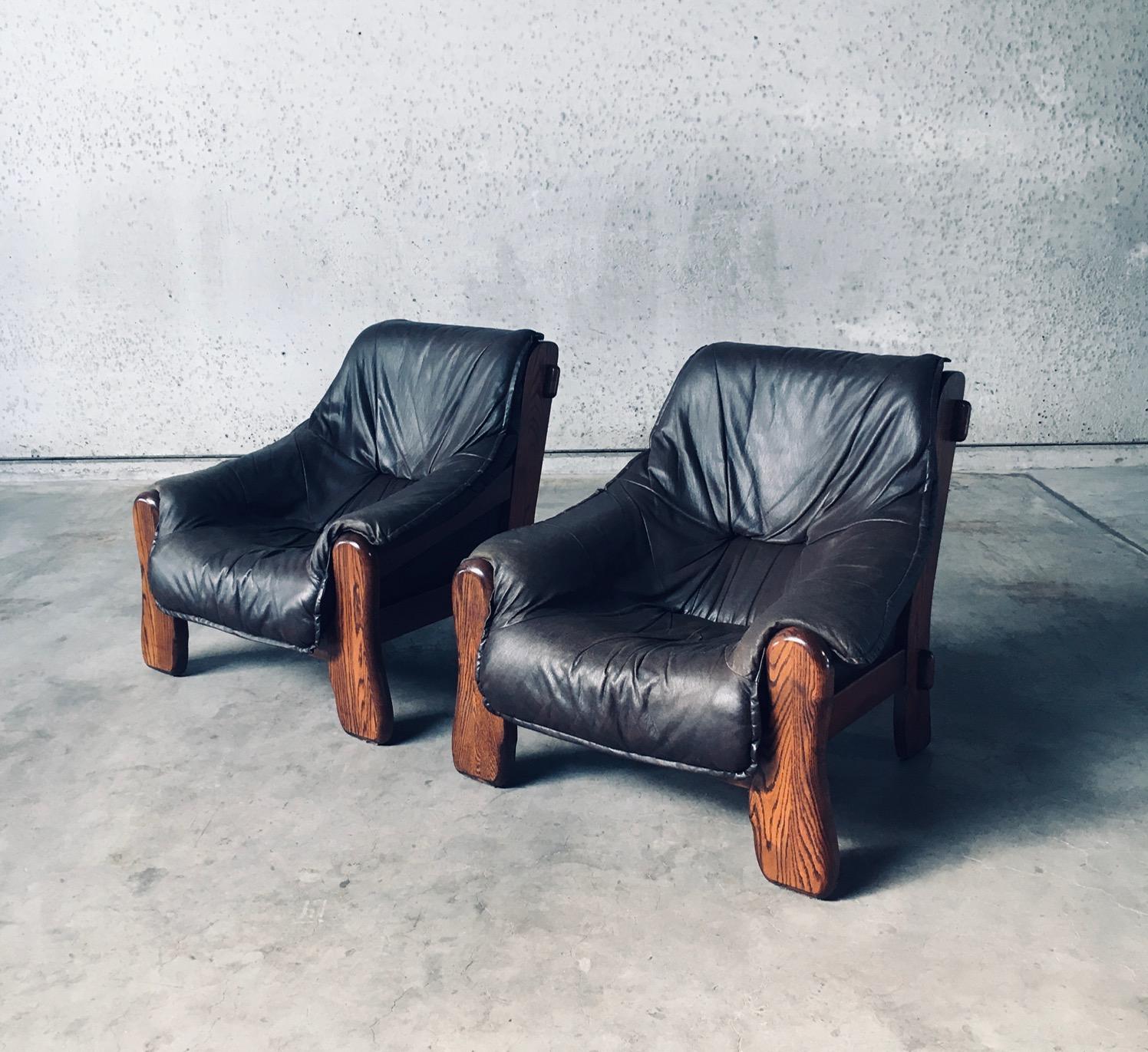 Vintage Brutalist Design Leder & Eiche Lounge Stuhl Satz von 2. Hergestellt in Belgien, 1970's Zeitraum. Gestell aus massiver Eiche, gebeizt, mit lederbezogenem Sitz. Diese Sessel sind sehr bequem und haben ein überdimensionales Design. Sie sind