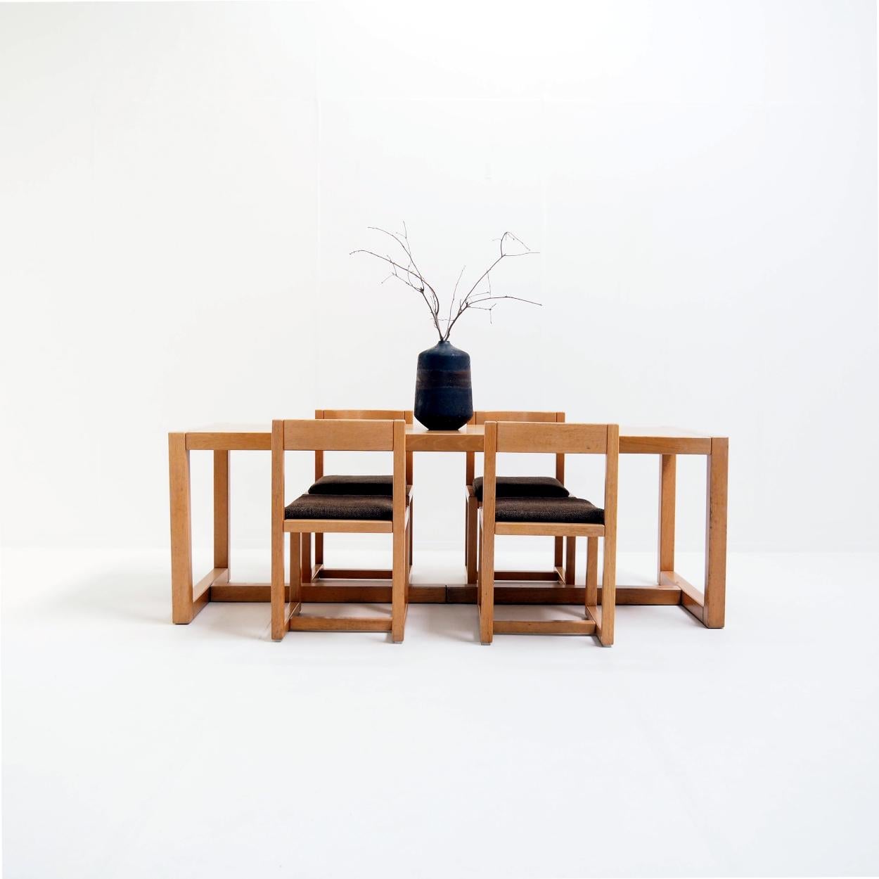 Beautiful vintage dining set consisting of a table with matching chairs.

The whole is designed in such a way that everything together forms a beautiful ‘block’. Very architectural.

The set is made of solid pine and is in fair vintage condition,