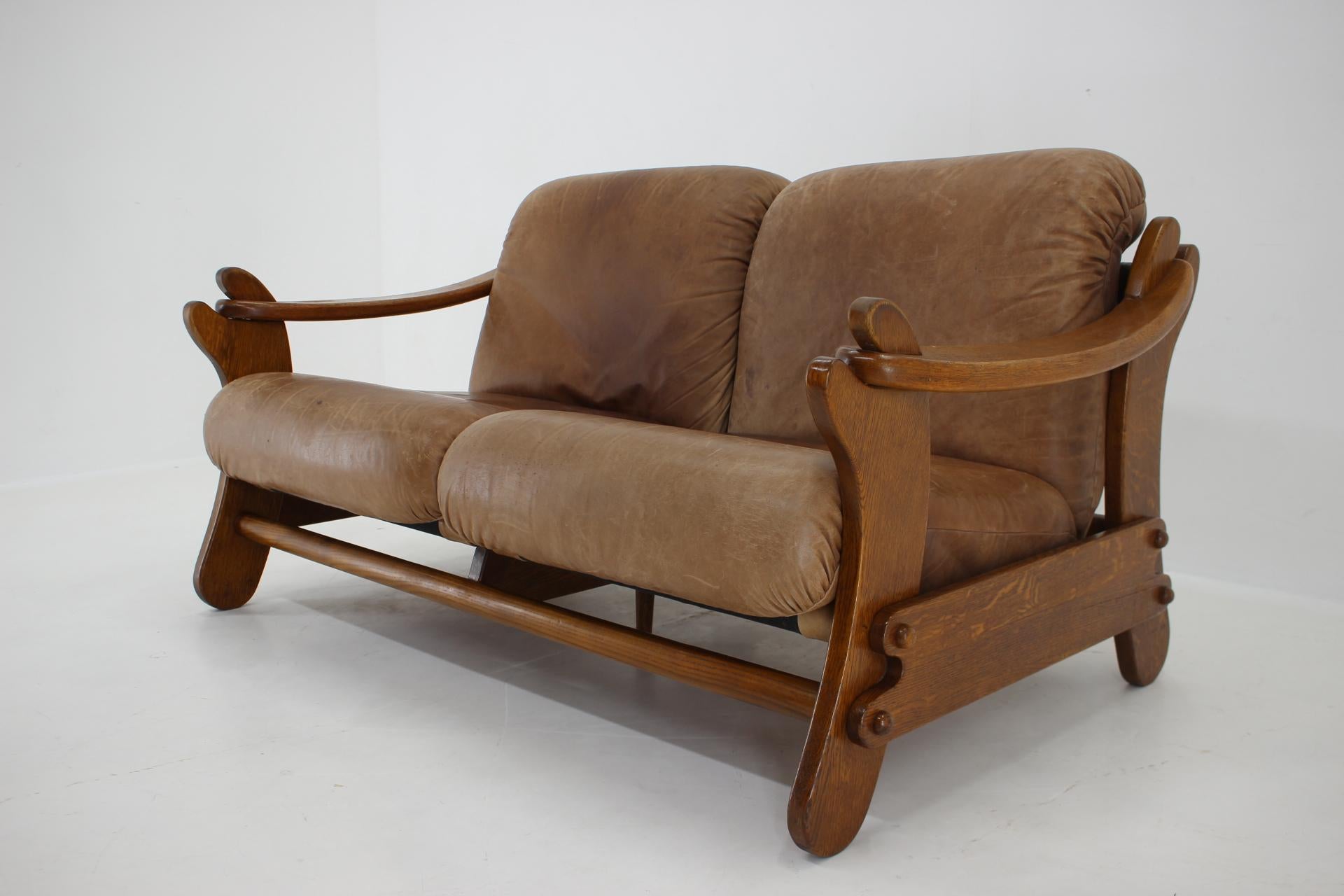 1970s Brutalist Dutch Oak and Leather 2 Seater Sofa In Good Condition For Sale In Praha, CZ