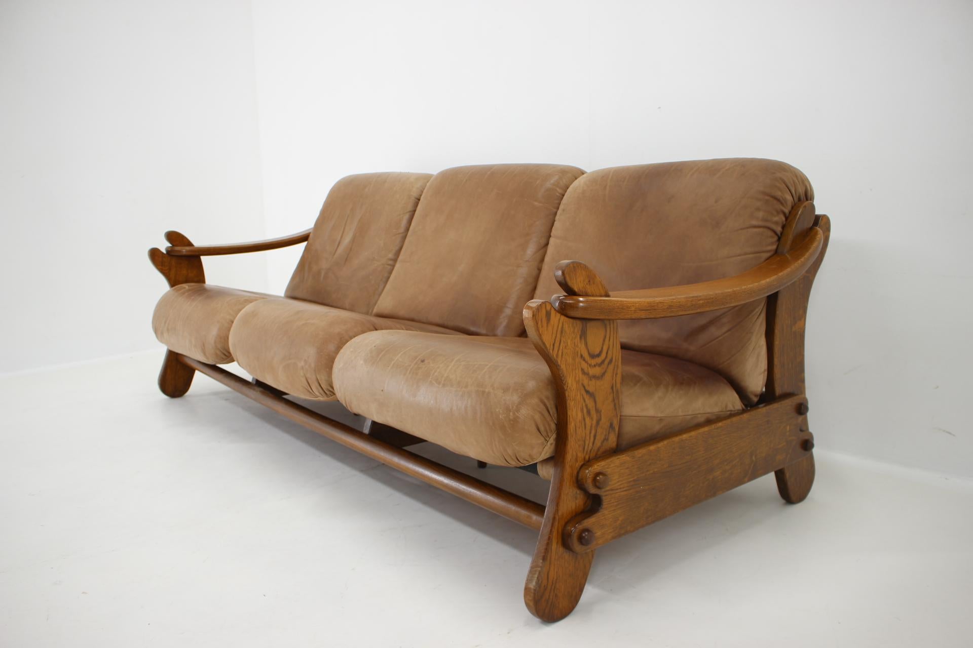 1970s Brutalist Dutch Oak and Leather 3 Seater Sofa In Good Condition For Sale In Praha, CZ