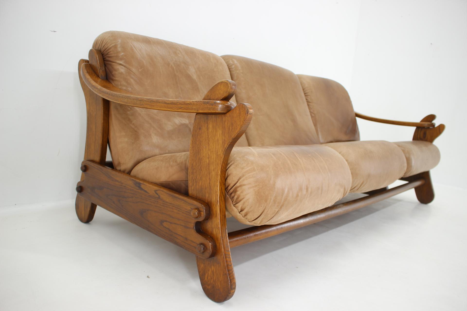 1970er Brutalistisches 3-Sitzer-Sofa aus Eiche und Leder (Ende des 20. Jahrhunderts) im Angebot