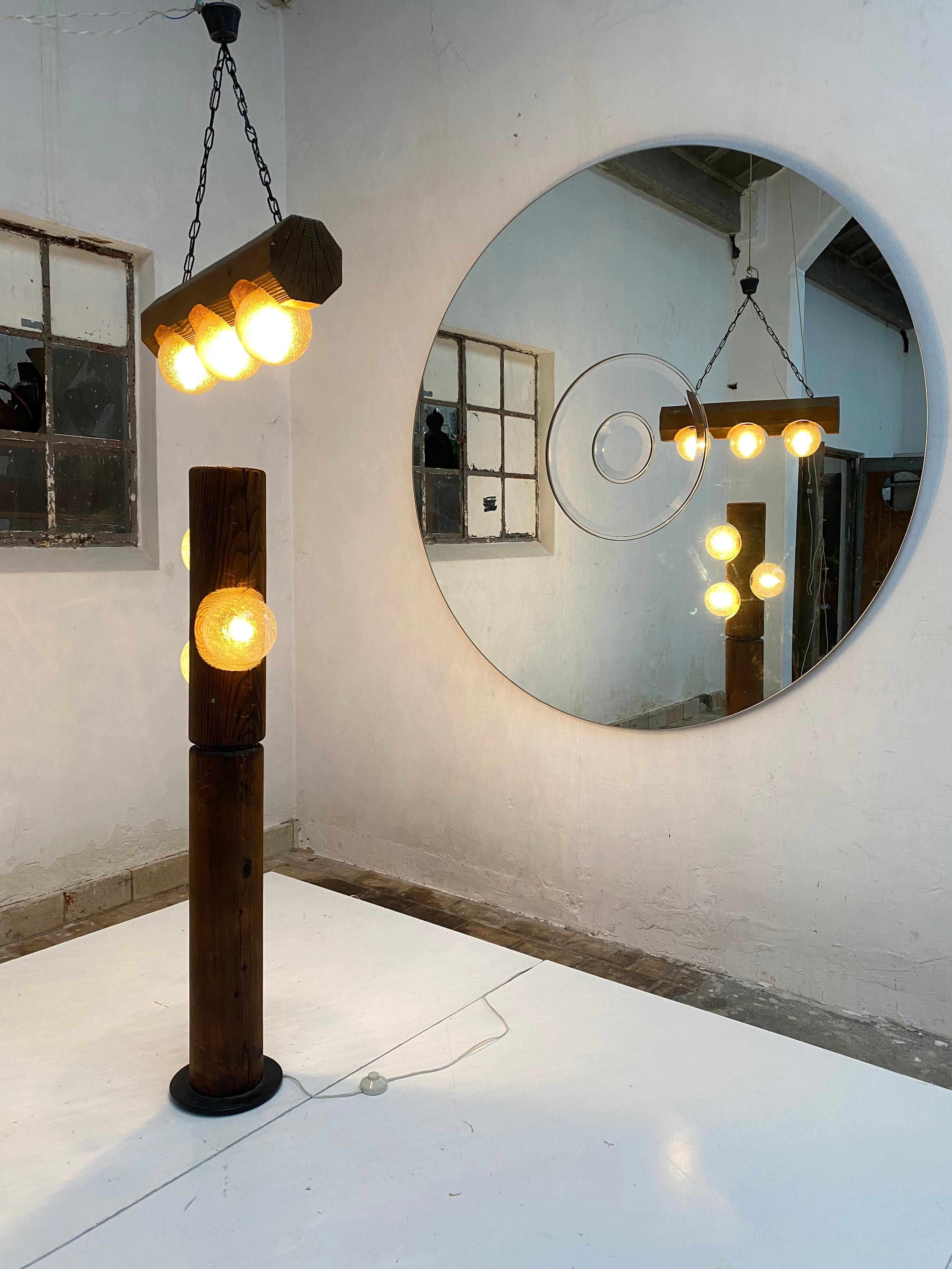 Ensemble difficile à trouver de lampes sphériques en pin bruni et verre bullé de style Brutalist des années 1970

Produit par Temde Leuchten AG (Suisse) 

Ce lampadaire et cette lampe suspendue sont une excellente occasion de créer un look