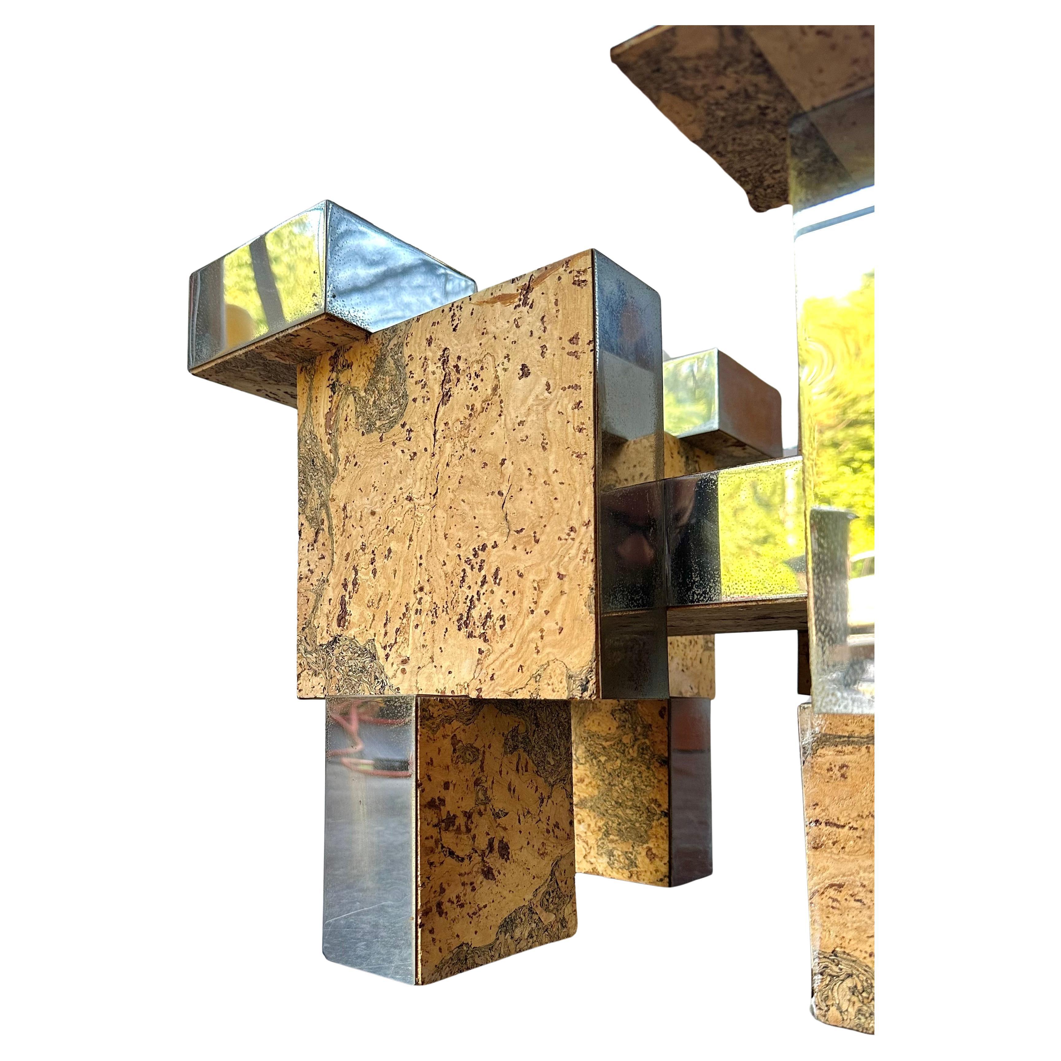 Table basse en métal et liège brutaliste des années 1970 avec plateau en verre

Magnifique table basse brutaliste inspirée du paysage urbain de Paul Evans, avec un design en loupe de liège et un plateau en verre.

cette pièce est dans un état