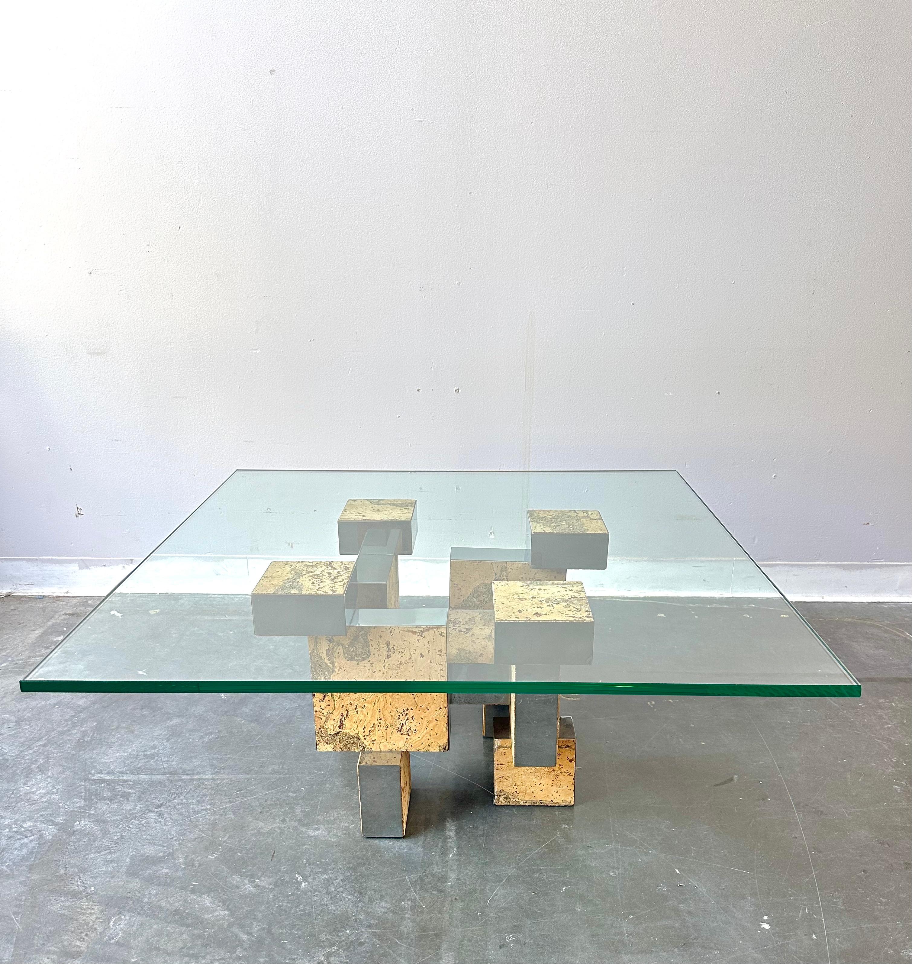 Mid-Century Modern Table basse en métal et liège brutaliste des années 1970 avec plateau en verre en vente