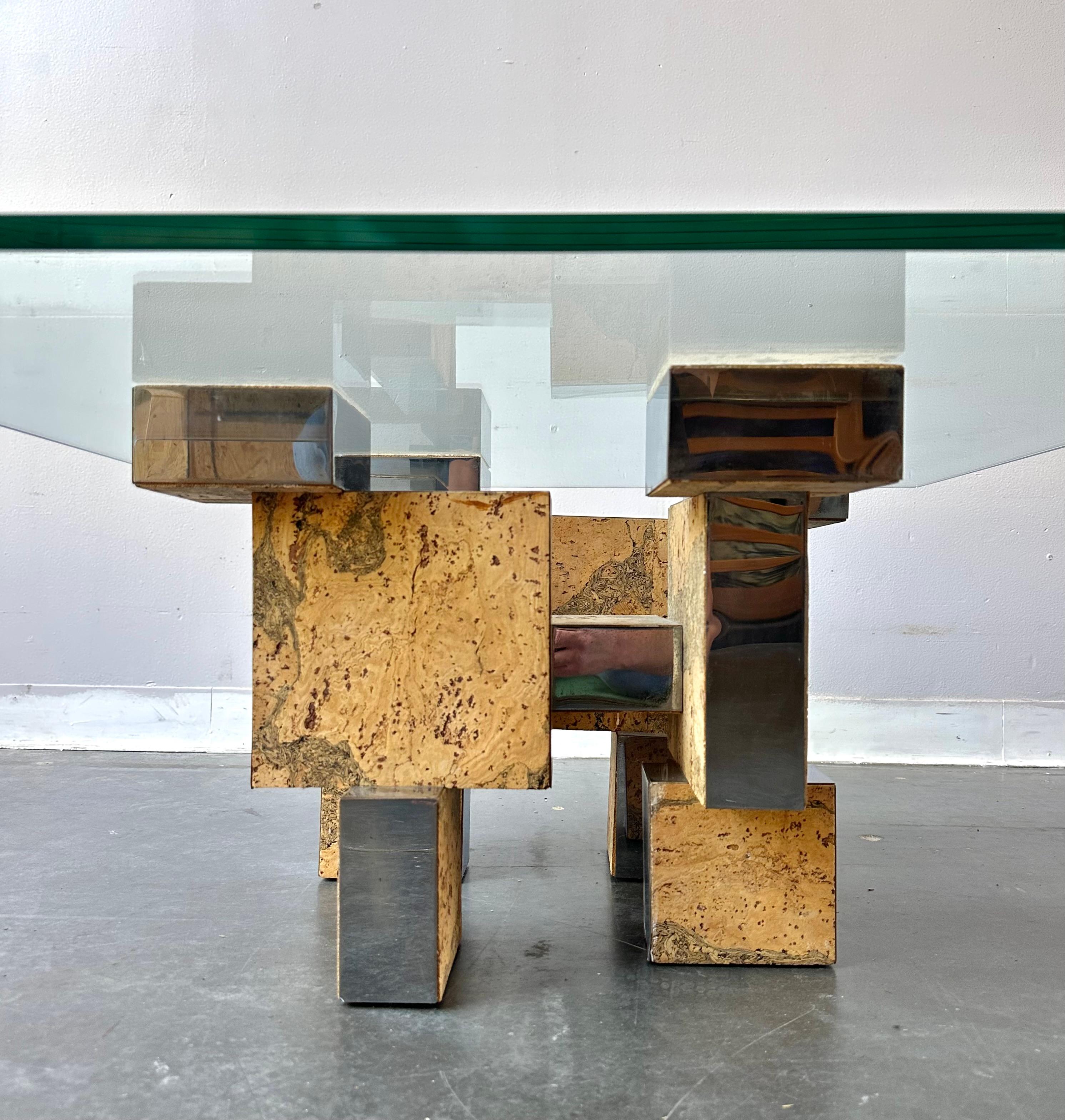 Américain Table basse en métal et liège brutaliste des années 1970 avec plateau en verre en vente