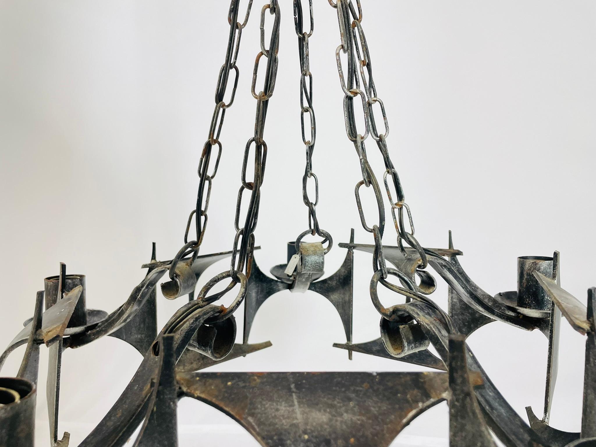 1970s Brutalist Modernist Wrought Iron Chandelier with Geometric Design en venta 2