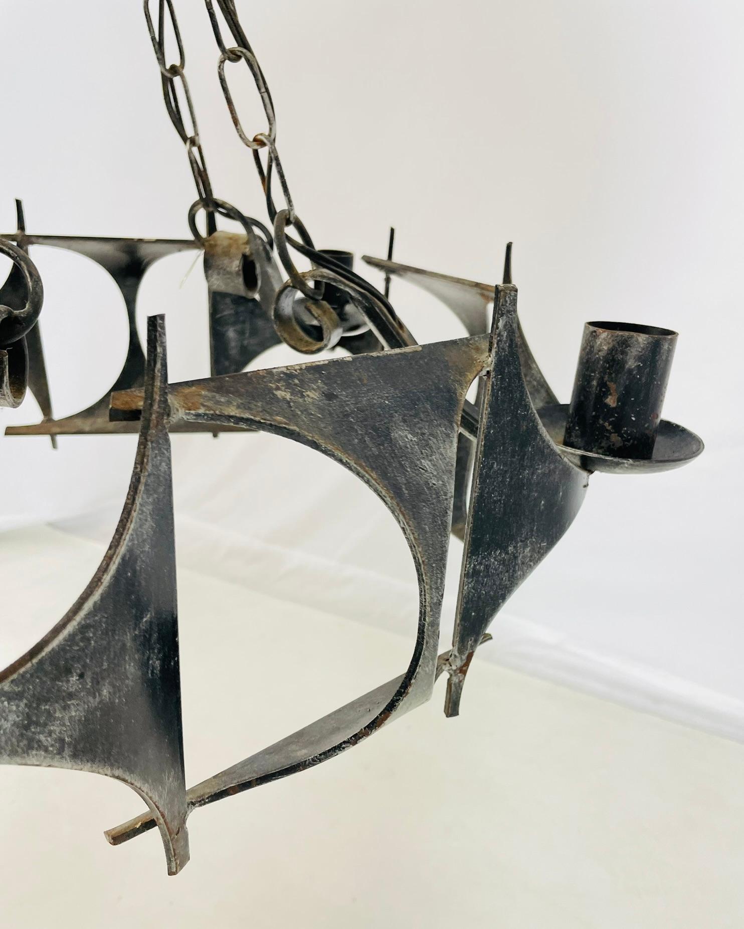 1970s Brutalist Modernist Wrought Iron Chandelier with Geometric Design en venta 3