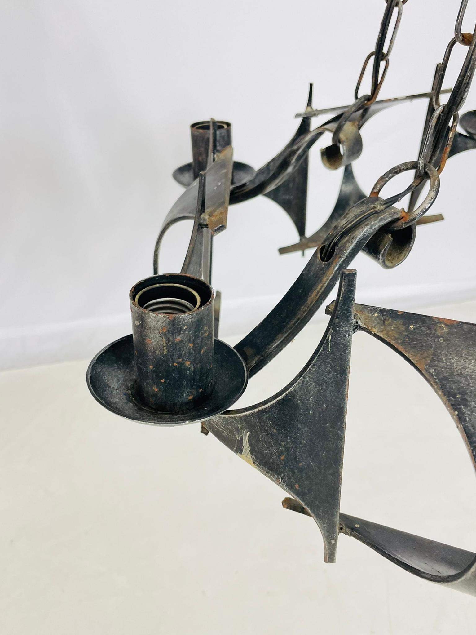 1970s Brutalist Modernist Wrought Iron Chandelier with Geometric Design en venta 4