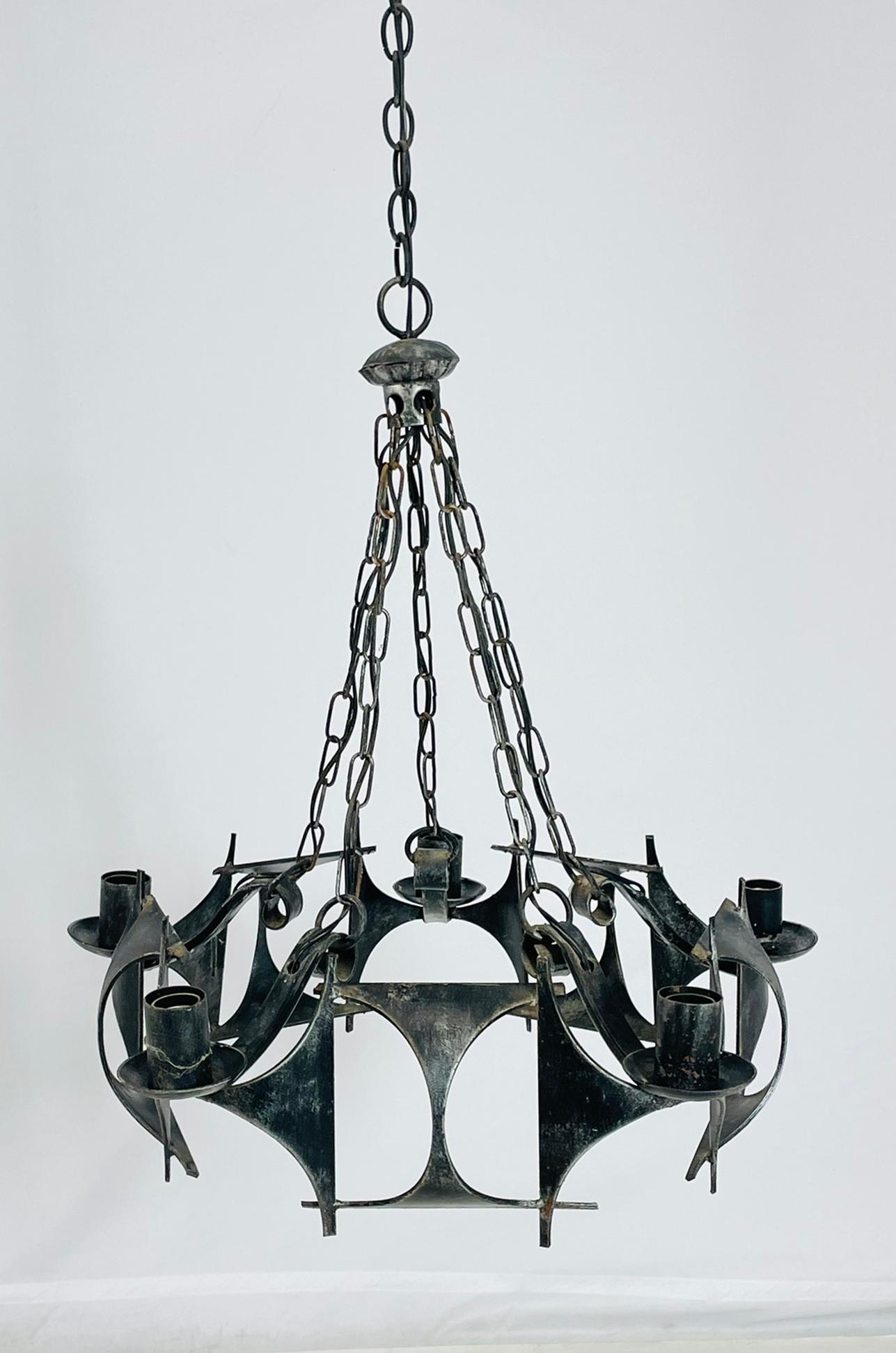 1970s Brutalist Modernist Wrought Iron Chandelier with Geometric Design Estadounidense en venta
