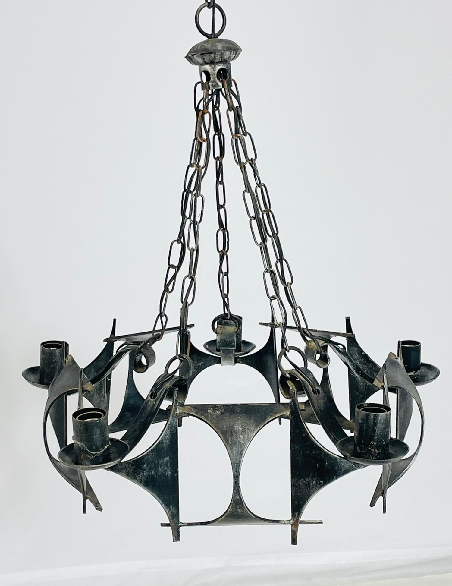 1970s Brutalist Modernist Wrought Iron Chandelier with Geometric Design Hecho a mano en venta